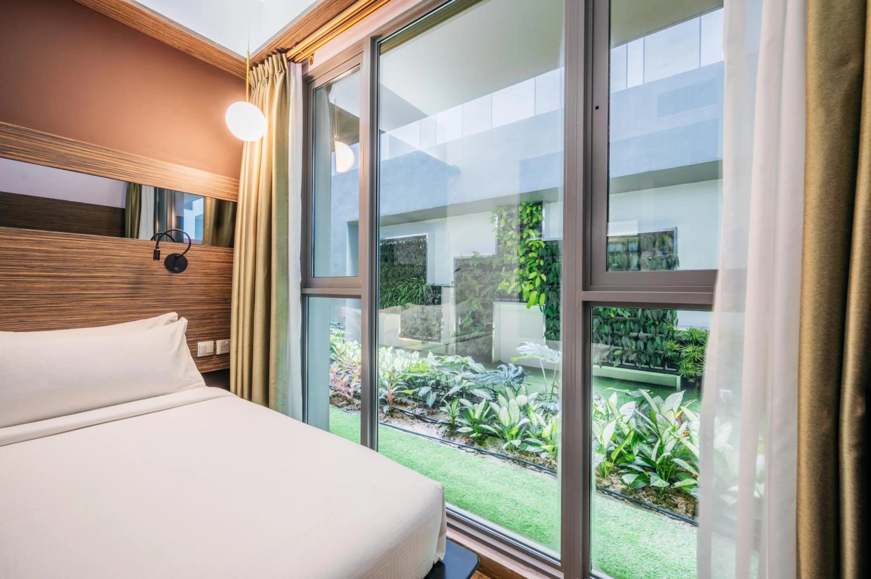 Garden view, Bed in Mercure Singapore Tyrwhitt
