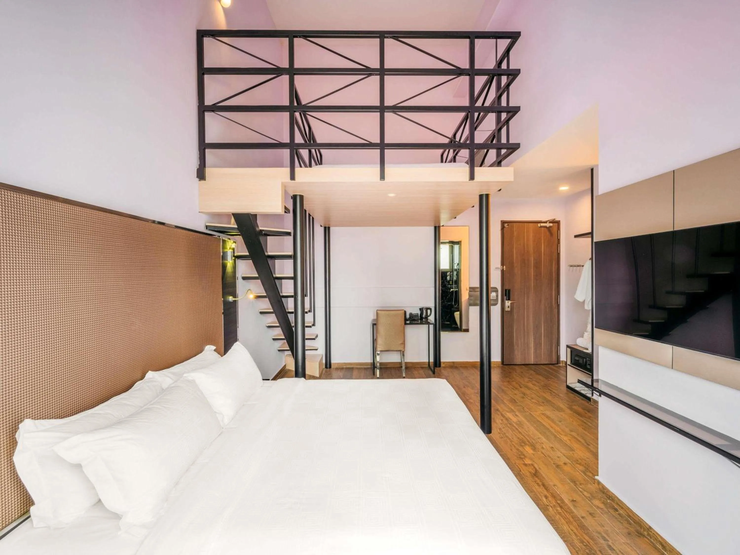 Bedroom, Bed in Mercure Singapore Tyrwhitt