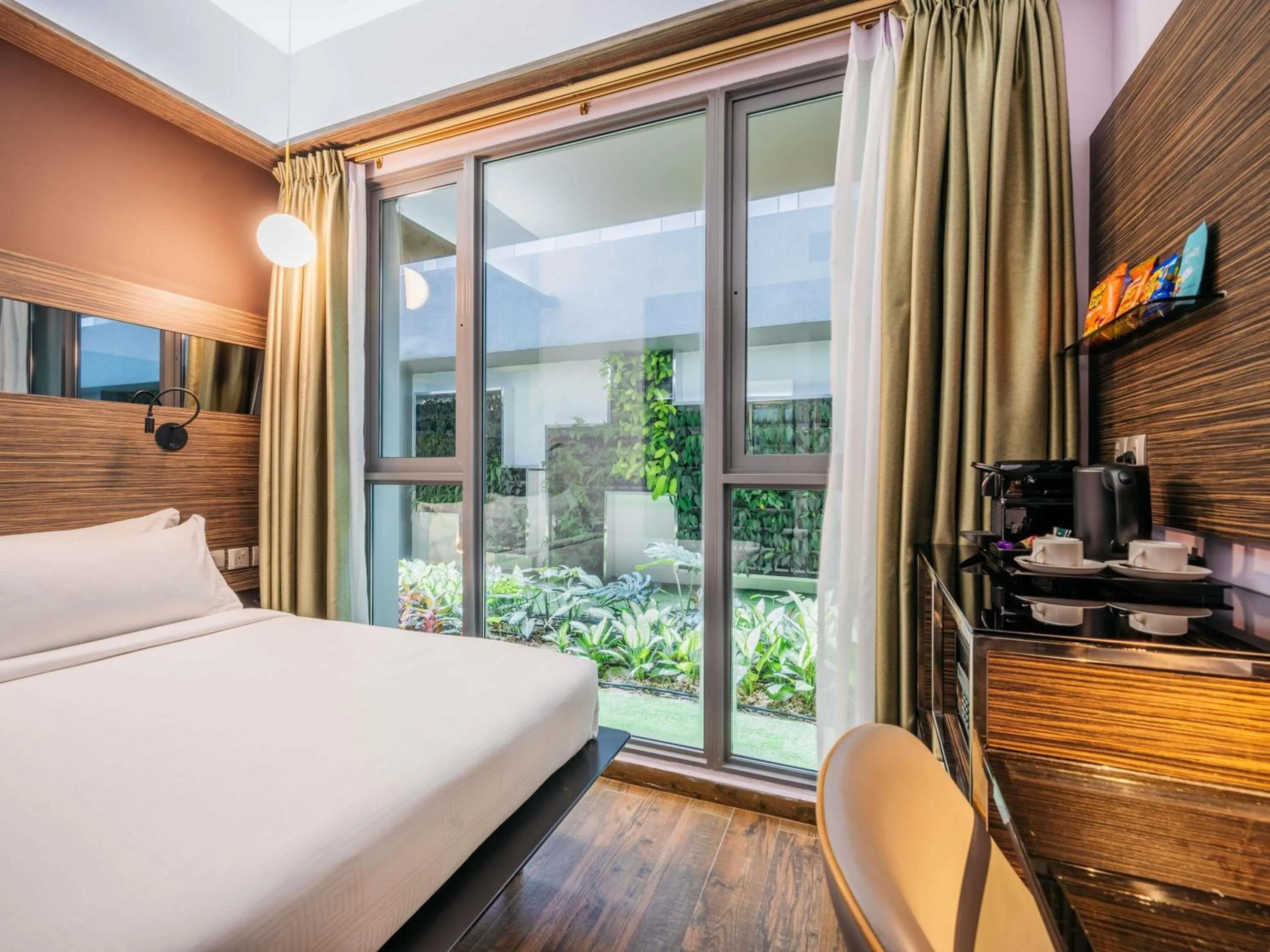 Bedroom, Bed in Mercure Singapore Tyrwhitt