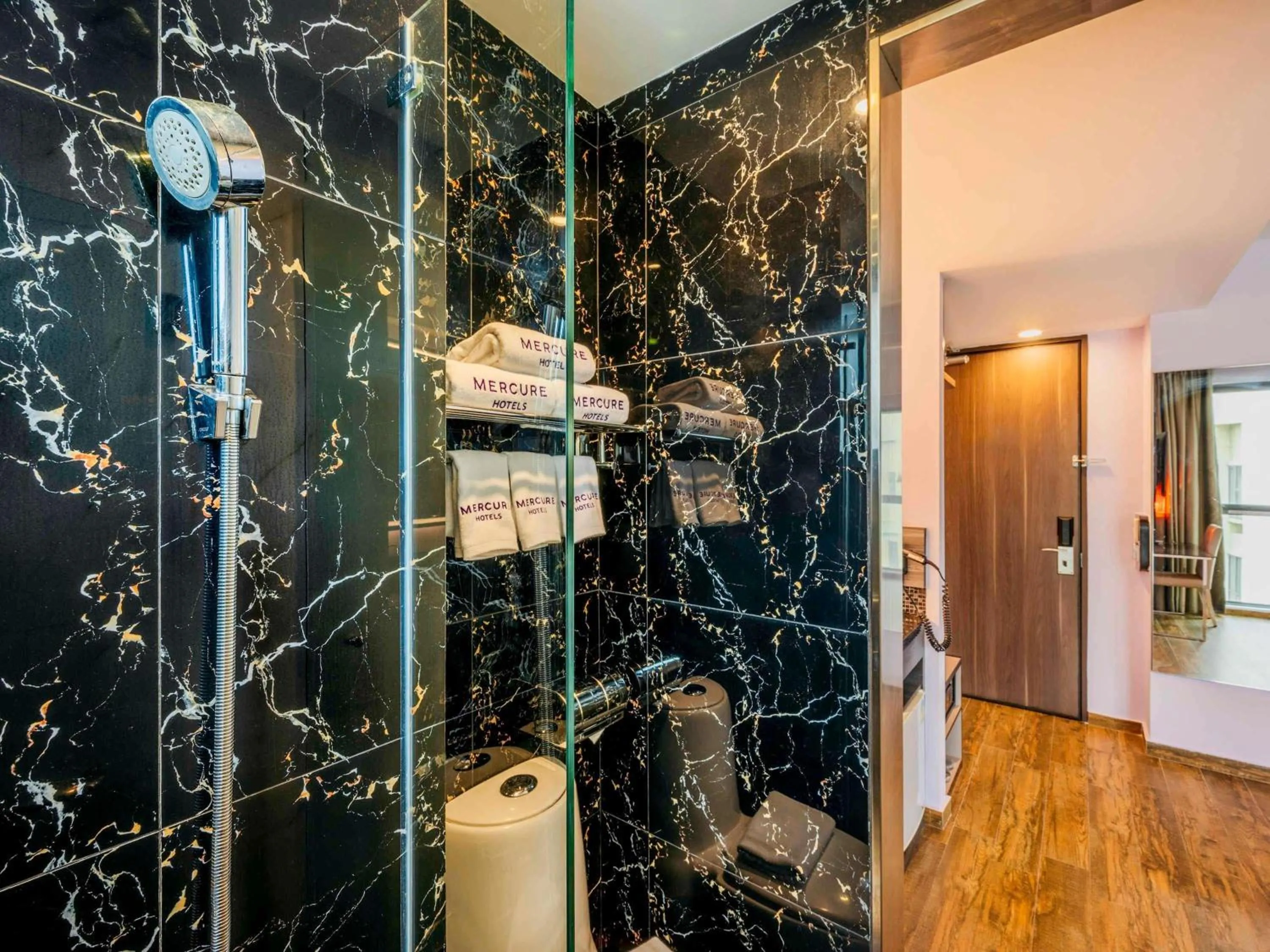 Bedroom in Mercure Singapore Tyrwhitt