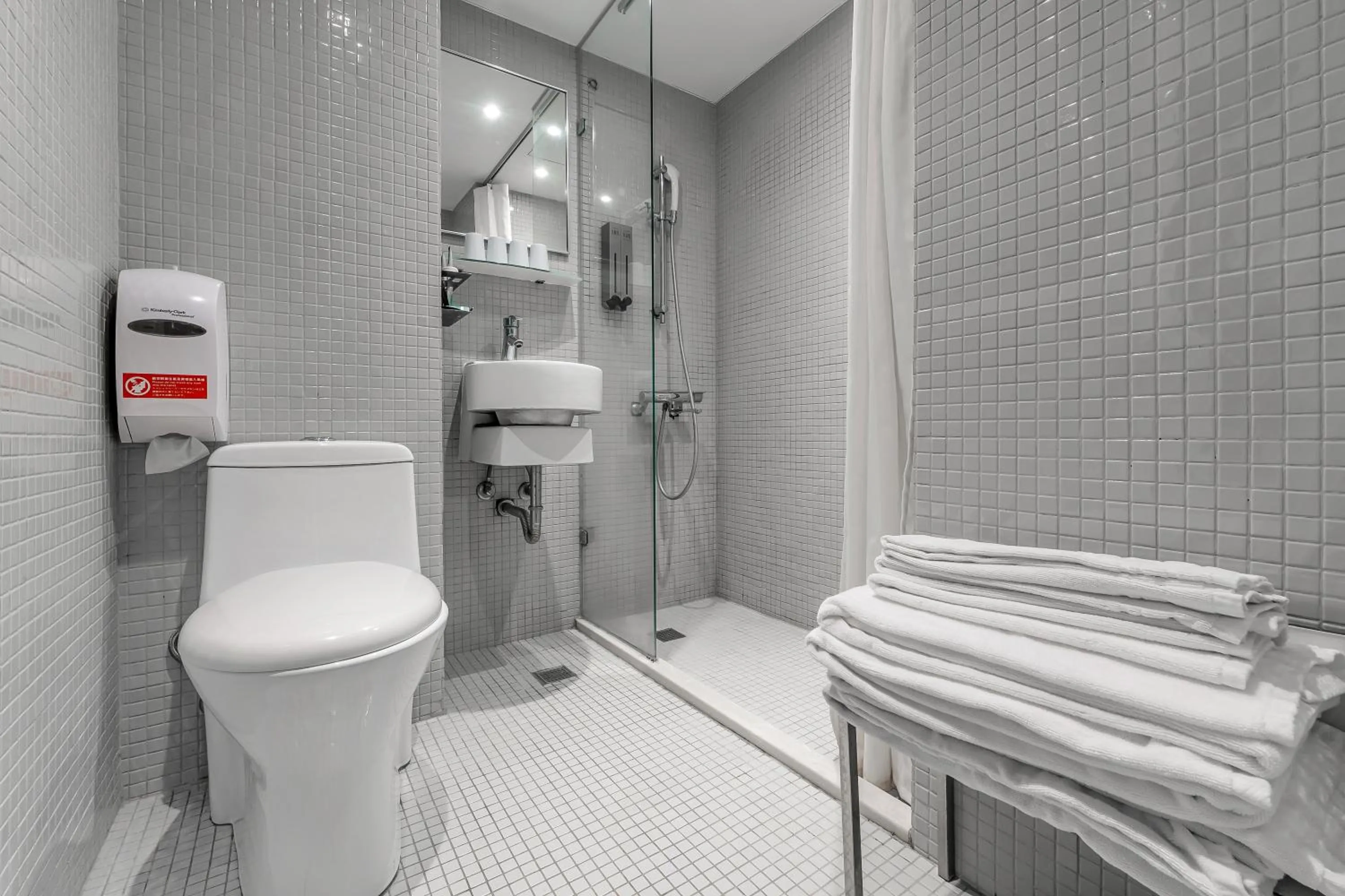 Shower in CHECK inn Express Kaohsiung Love River