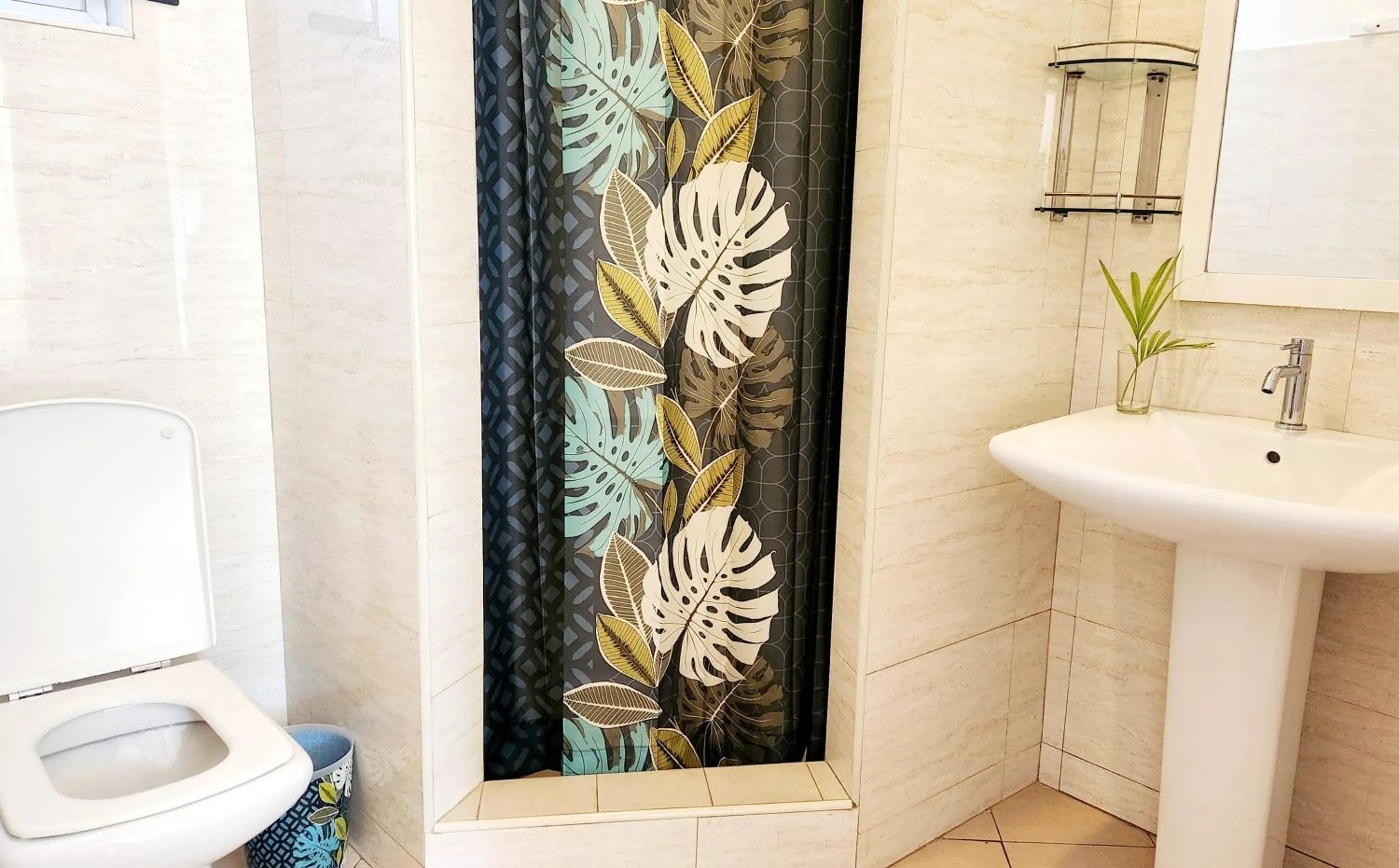 Bathroom in La Perla Holiday Apartments