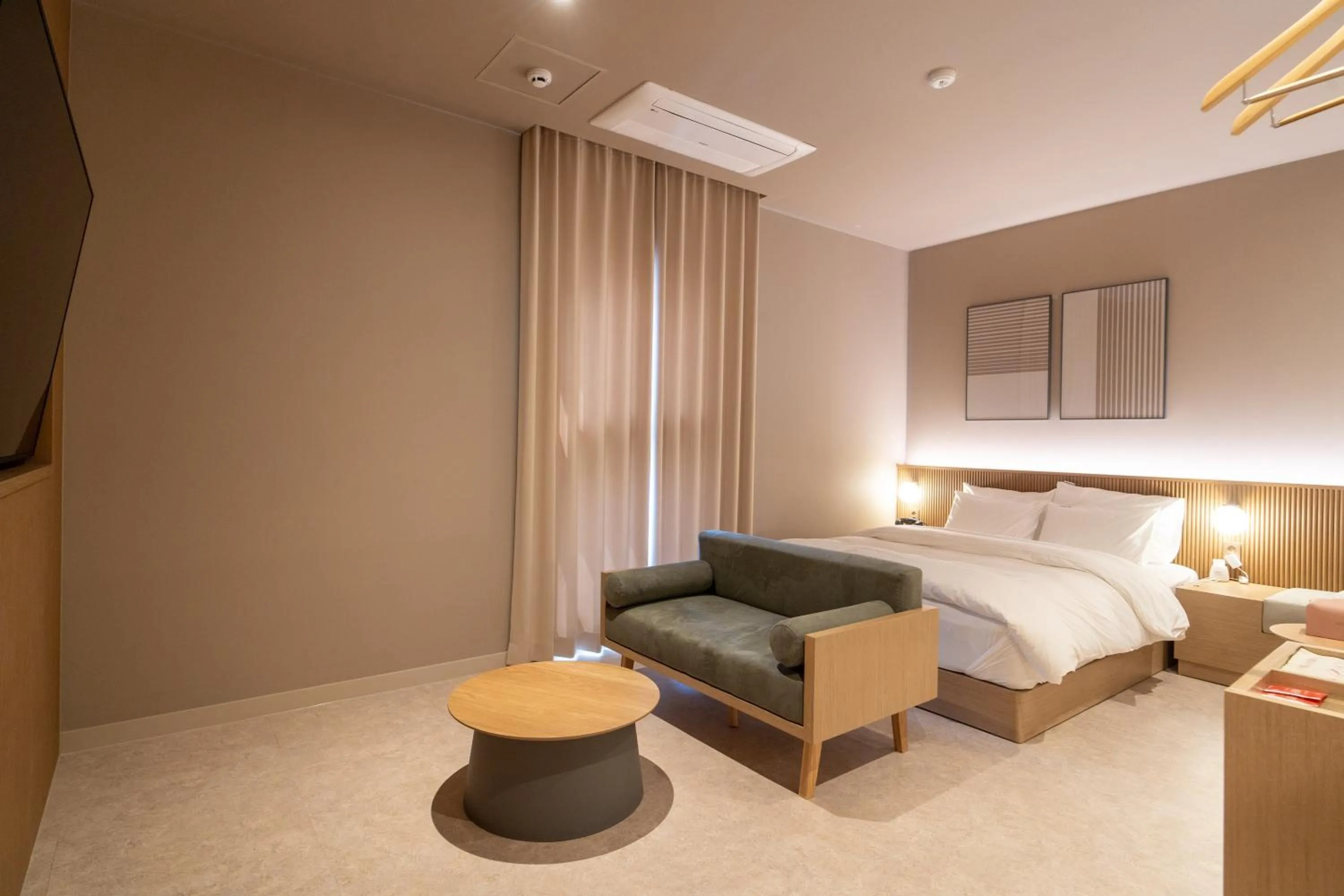 Photo of the whole room in '사용x' 클릭금지 Goyang Hotel Yuji