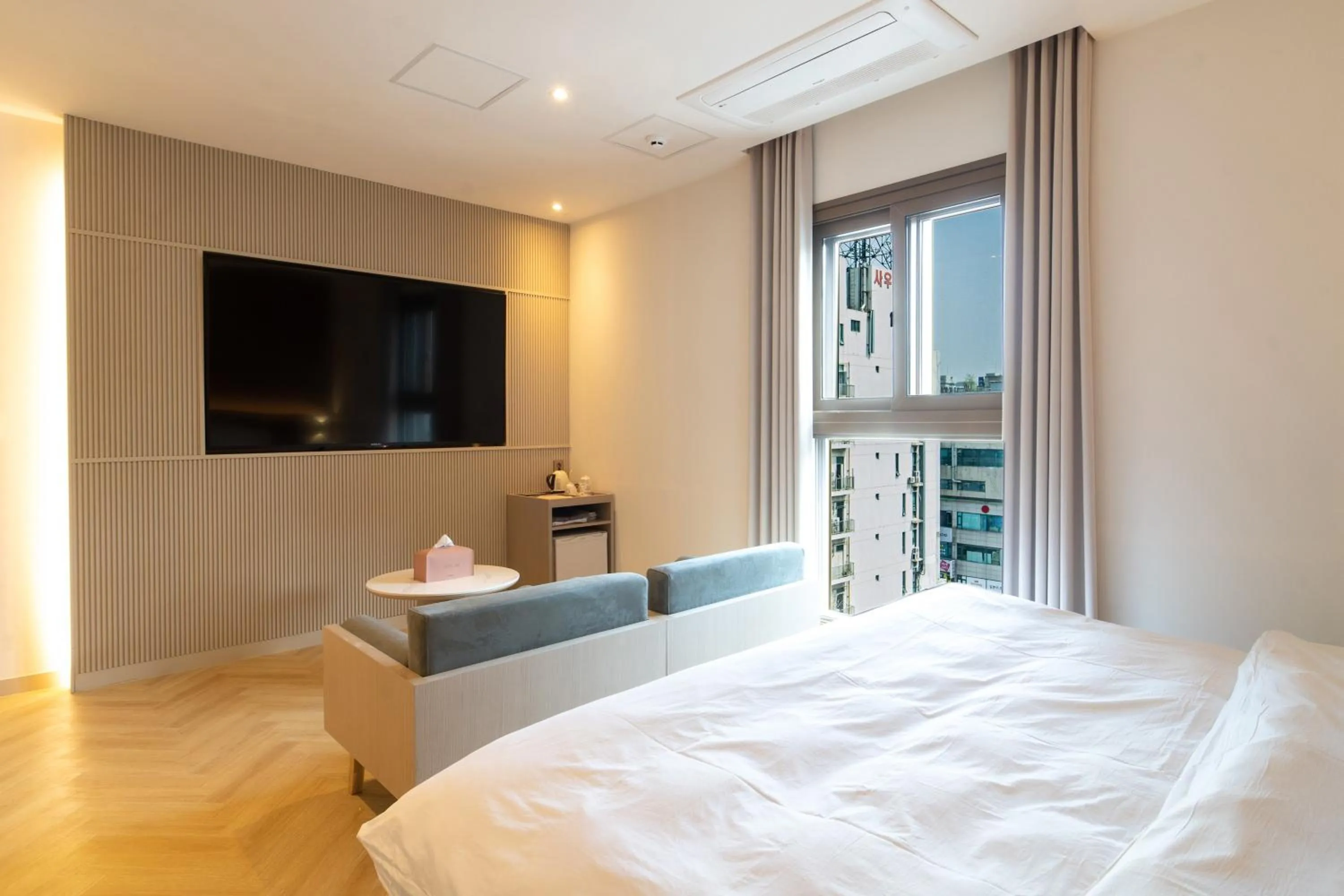 Photo of the whole room in '사용x' 클릭금지 Goyang Hotel Yuji