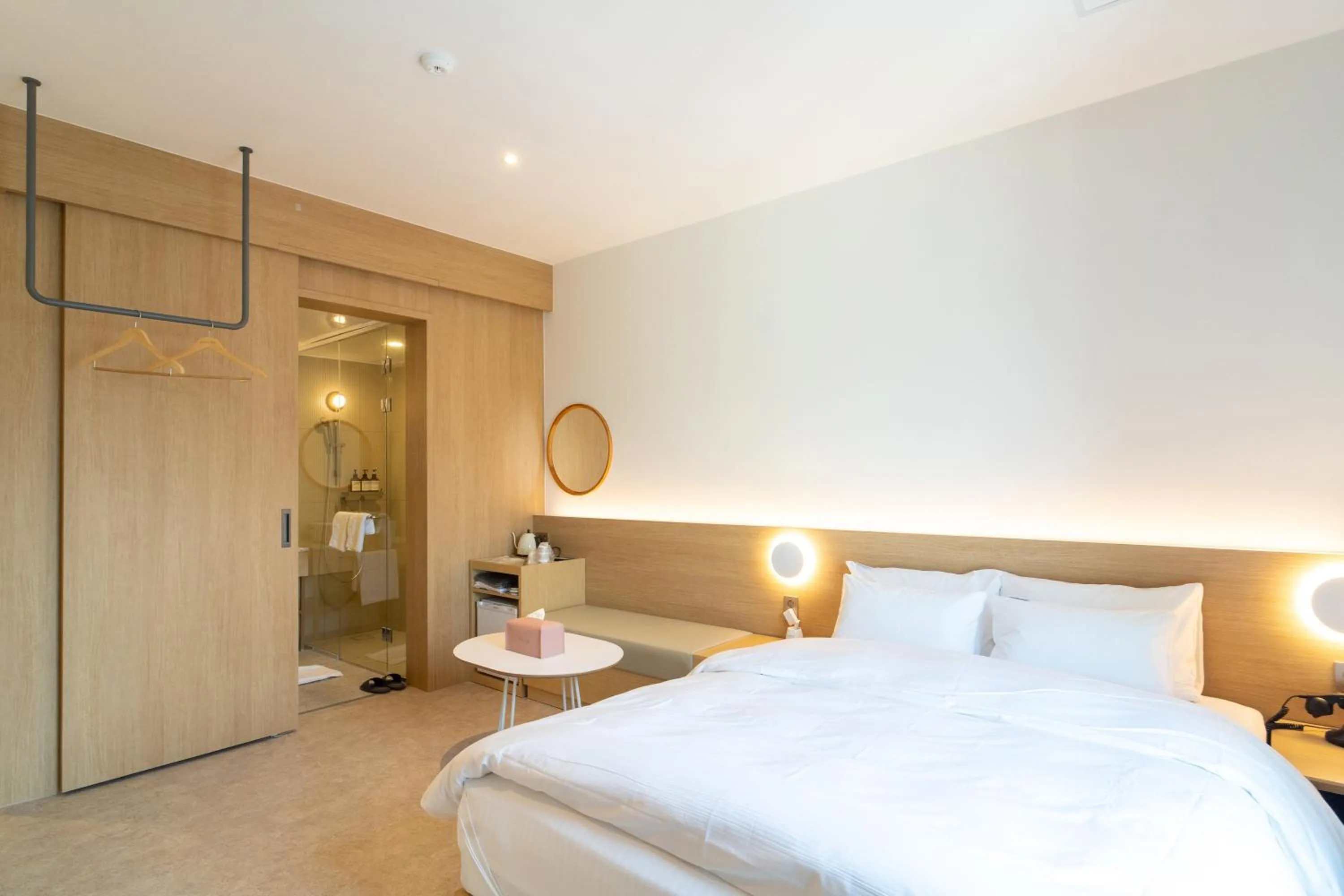 Photo of the whole room in '사용x' 클릭금지 Goyang Hotel Yuji