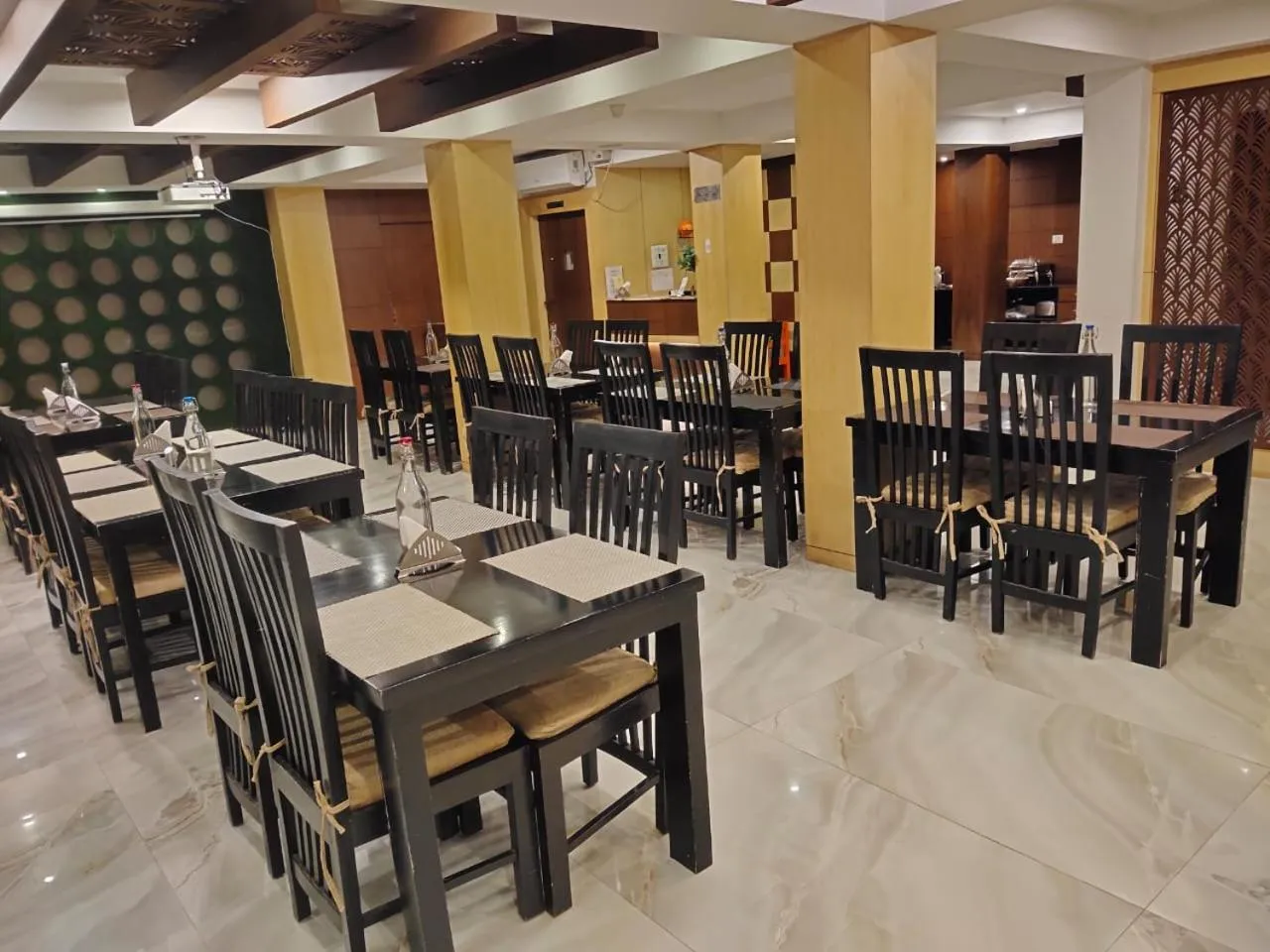 Restaurant/places to eat in Hotel S R Castle