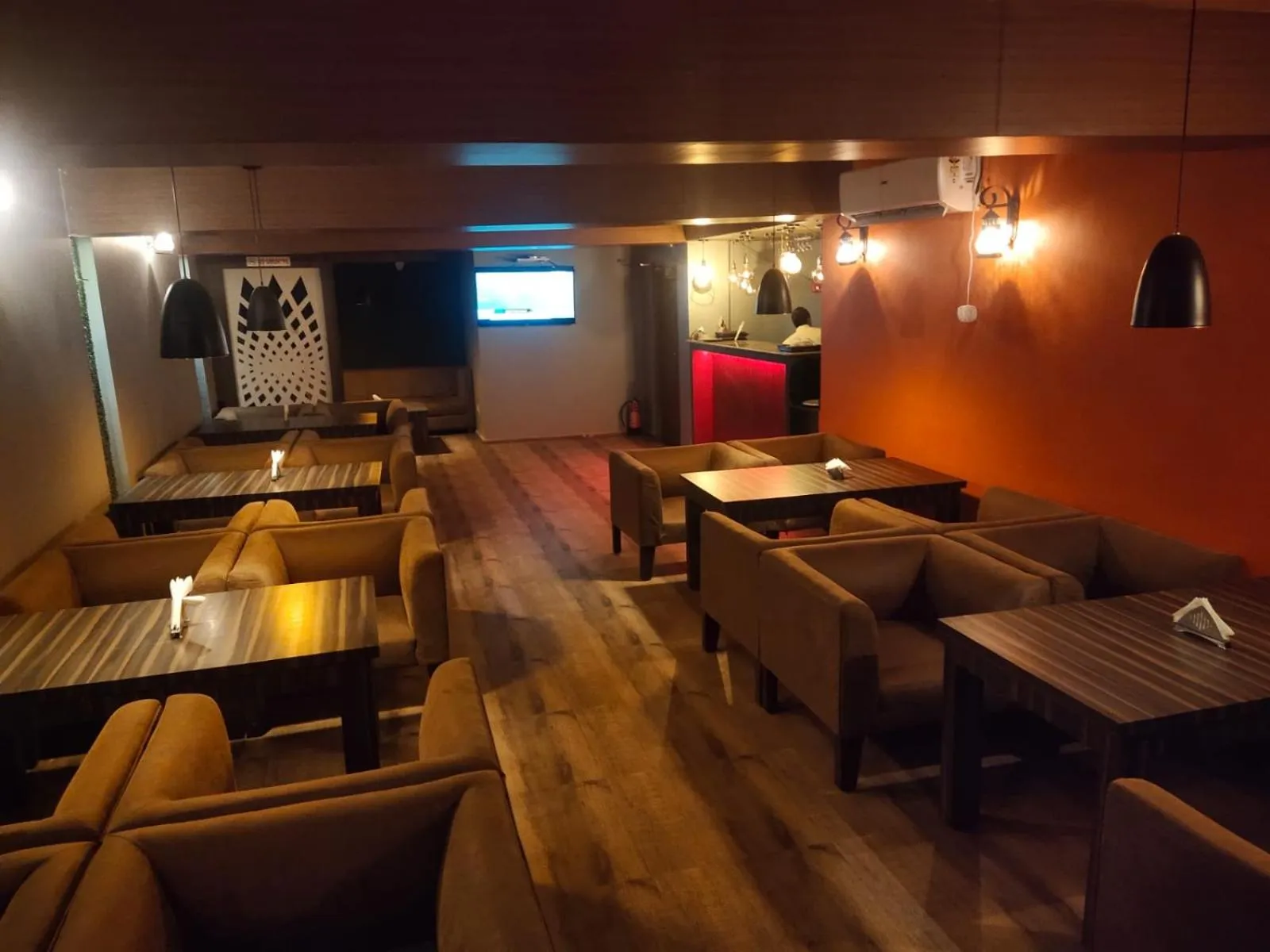 Restaurant/places to eat in Hotel S R Castle