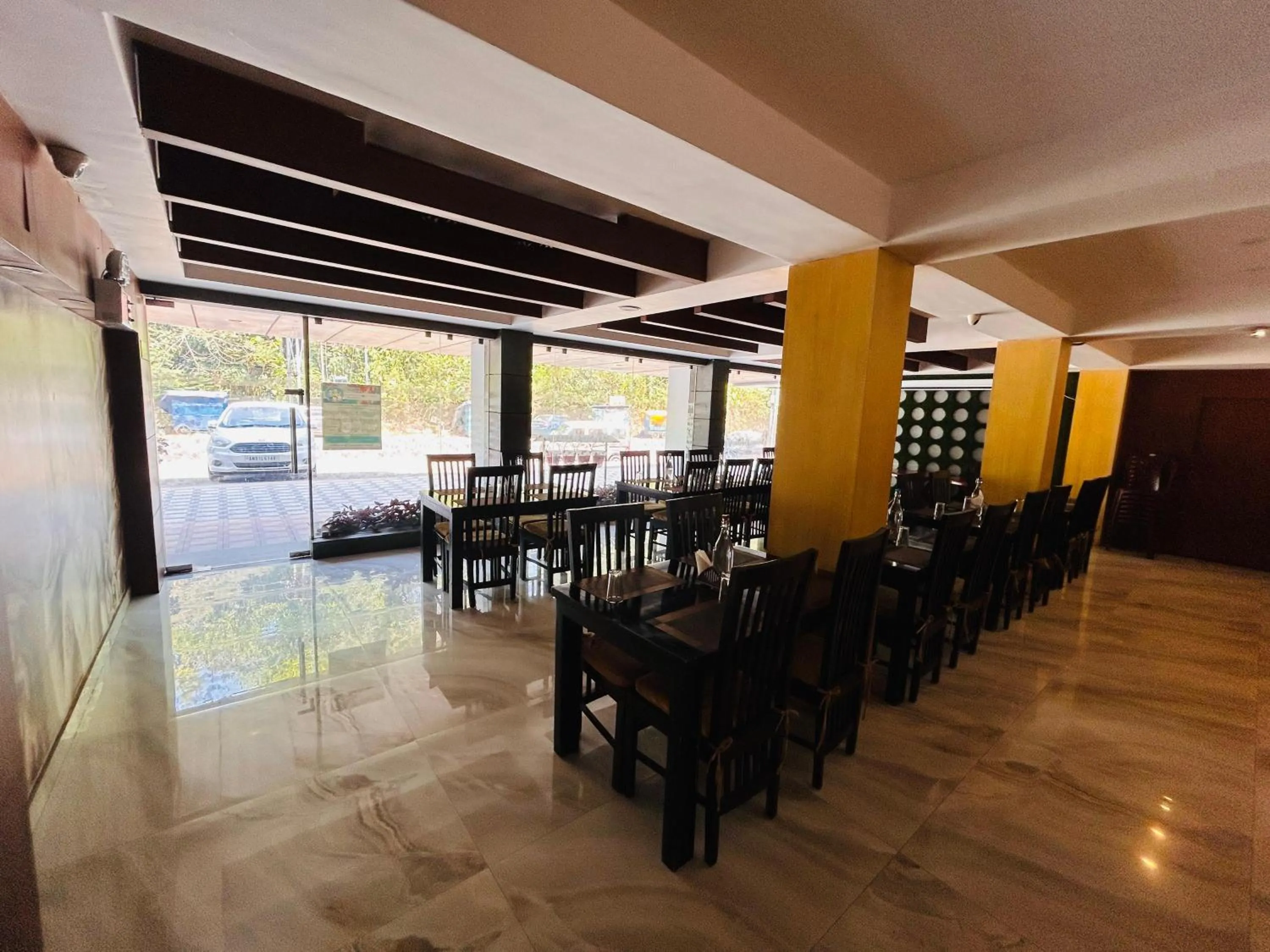 Restaurant/places to eat in Hotel S R Castle