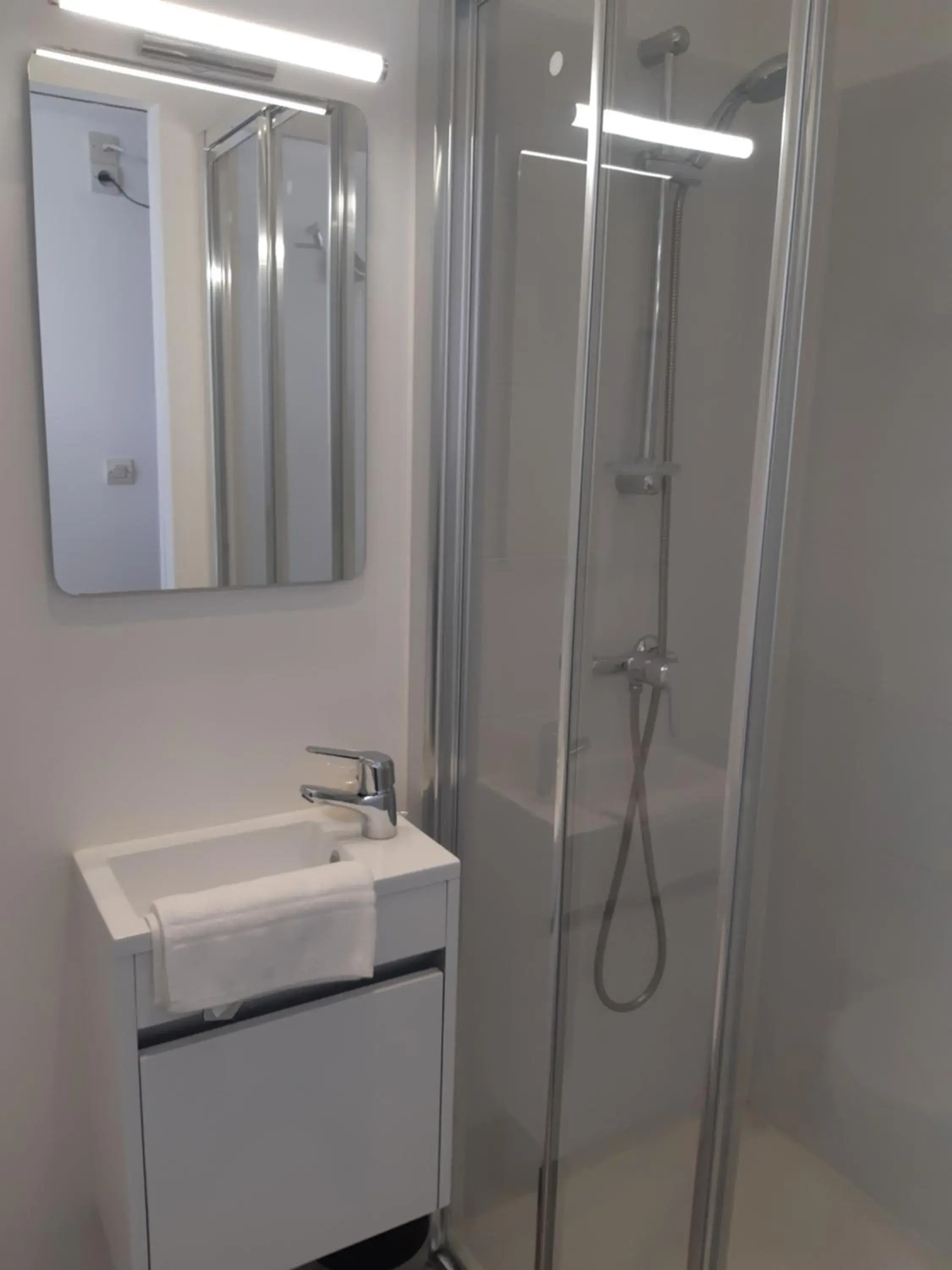 Double Room - single occupancy in Hôtel de La Croix de Malte Double Room - single occupancy in Hôtel de La Croix de Malte