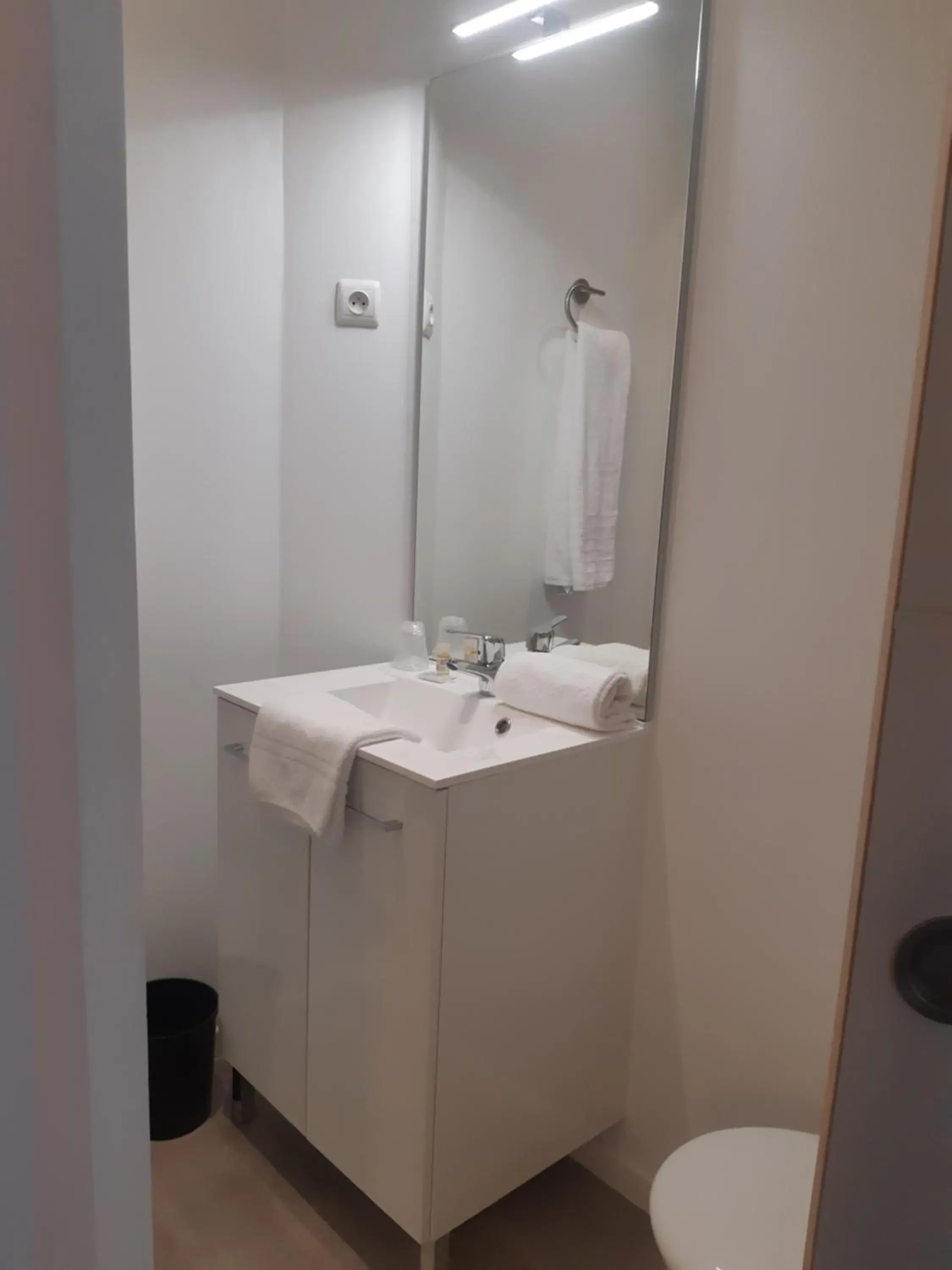 Twin Room in Hôtel de La Croix de Malte Twin Room in Hôtel de La Croix de Malte