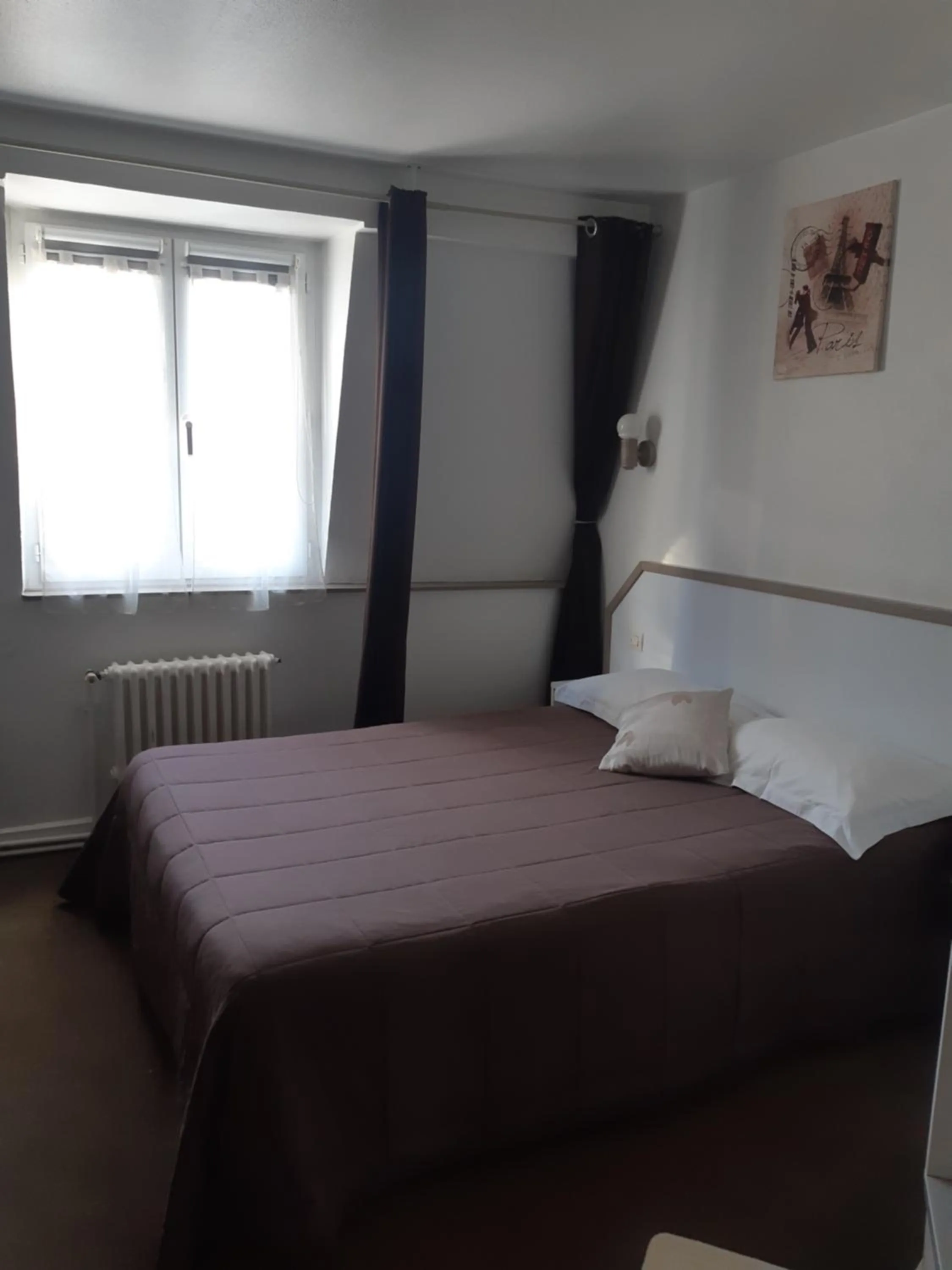 Bed in Hôtel de La Croix de Malte