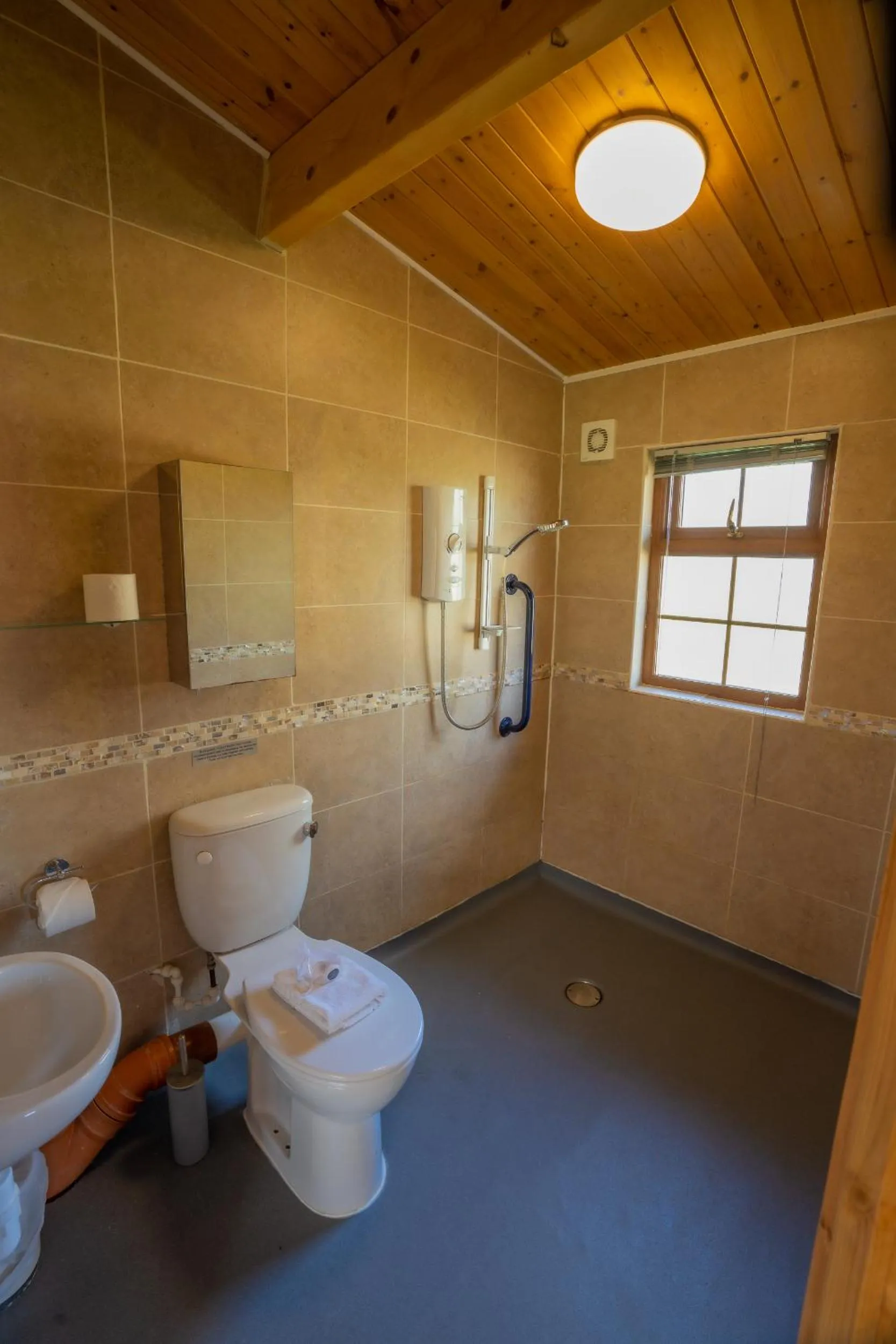Shower in Wall Eden Farm - Luxury Log Cabins and Glamping
