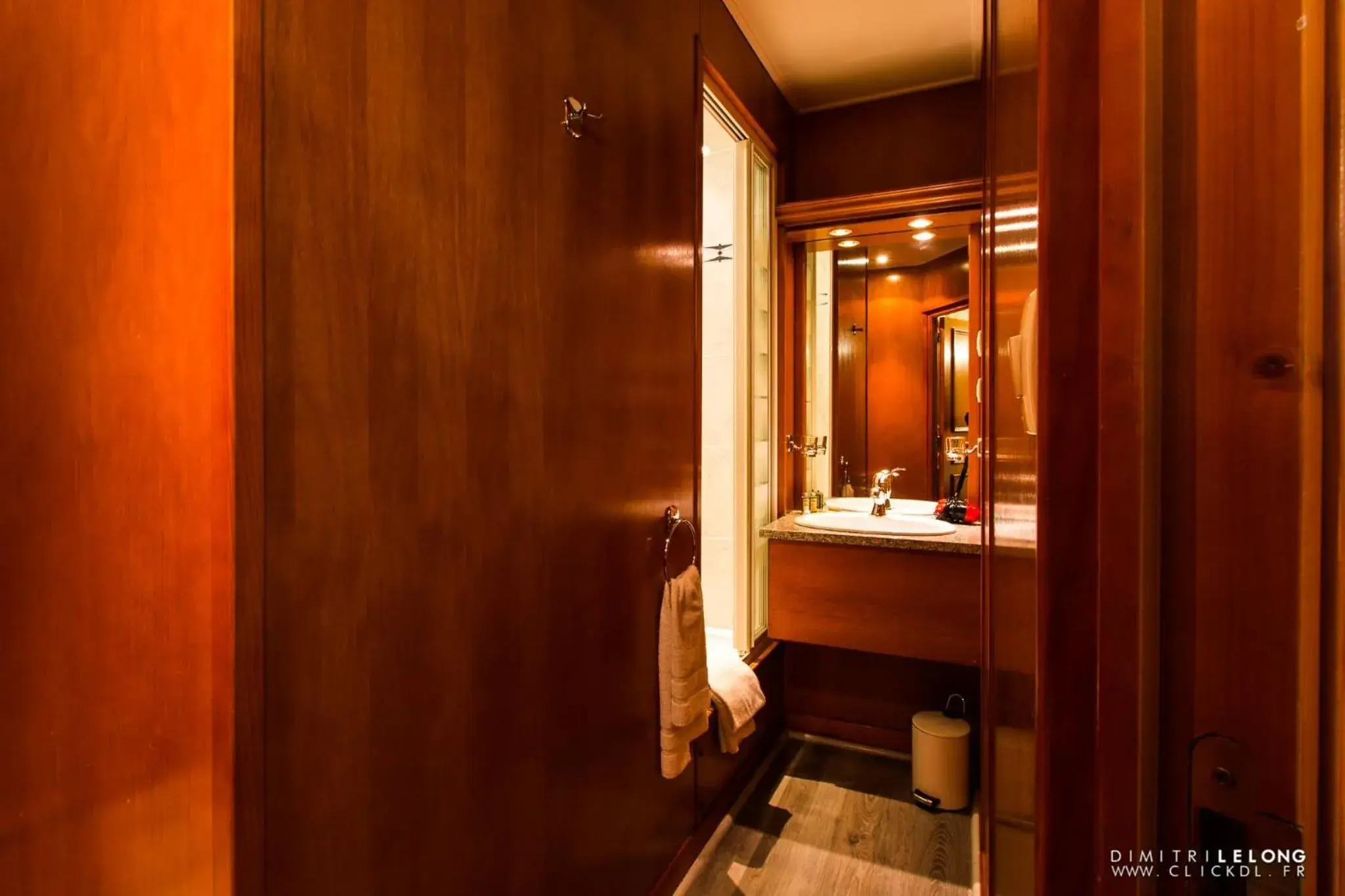 Double Room with Private Bathroom in Hôtel Jolly Roger Double Room with Private Bathroom in Hôtel Jolly Roger