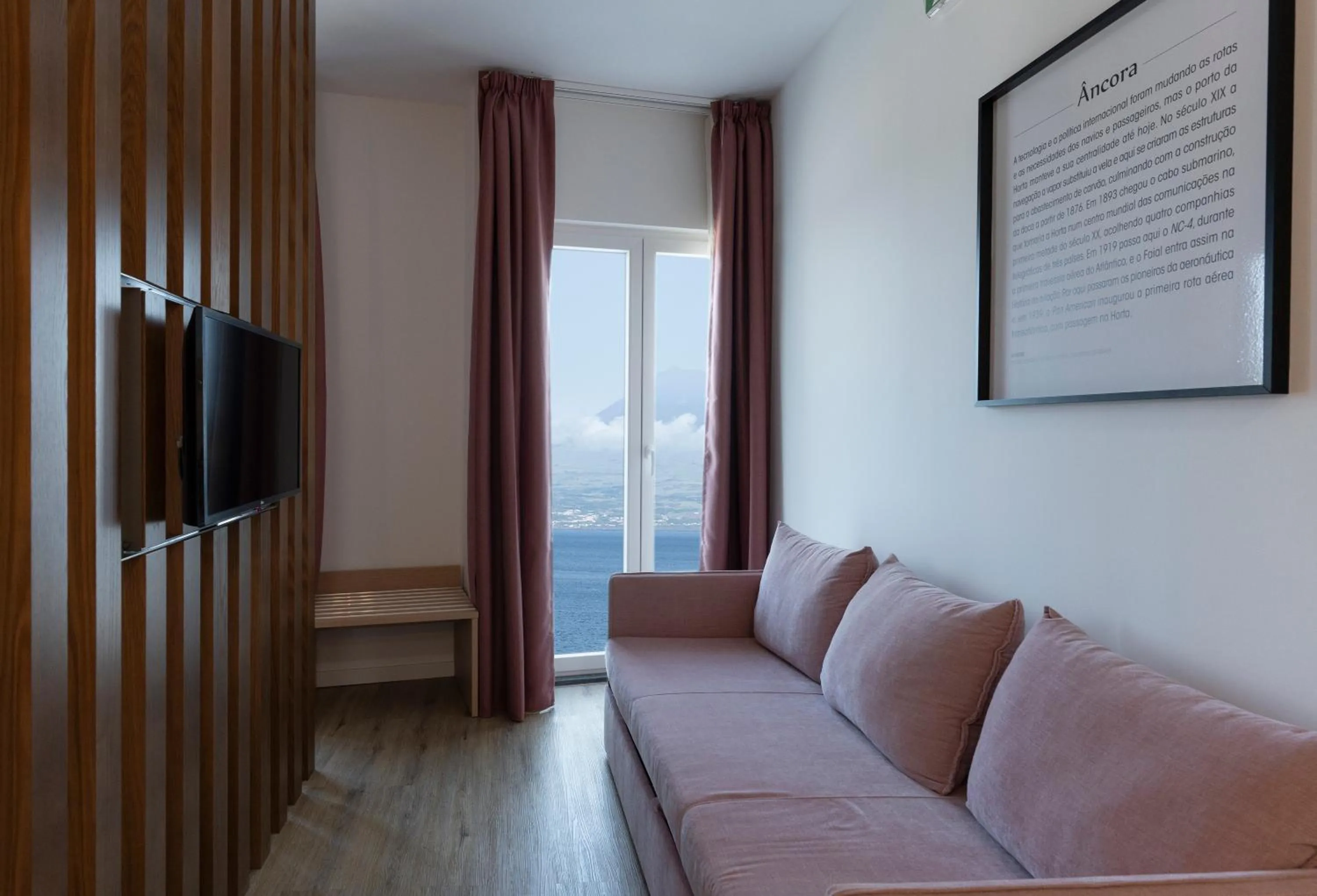 Communal lounge/ TV room in Horta Bay