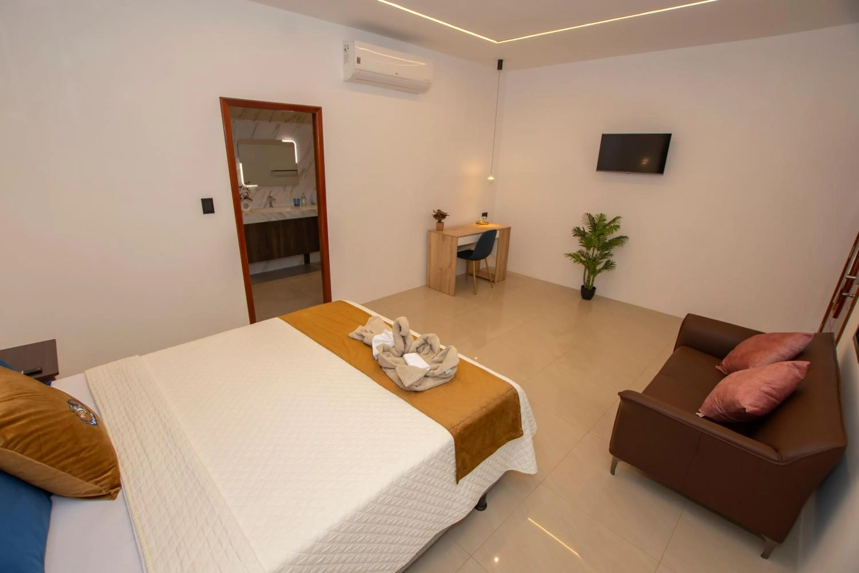 Bed in Blue Marlin Galápagos, Hotel & SPA