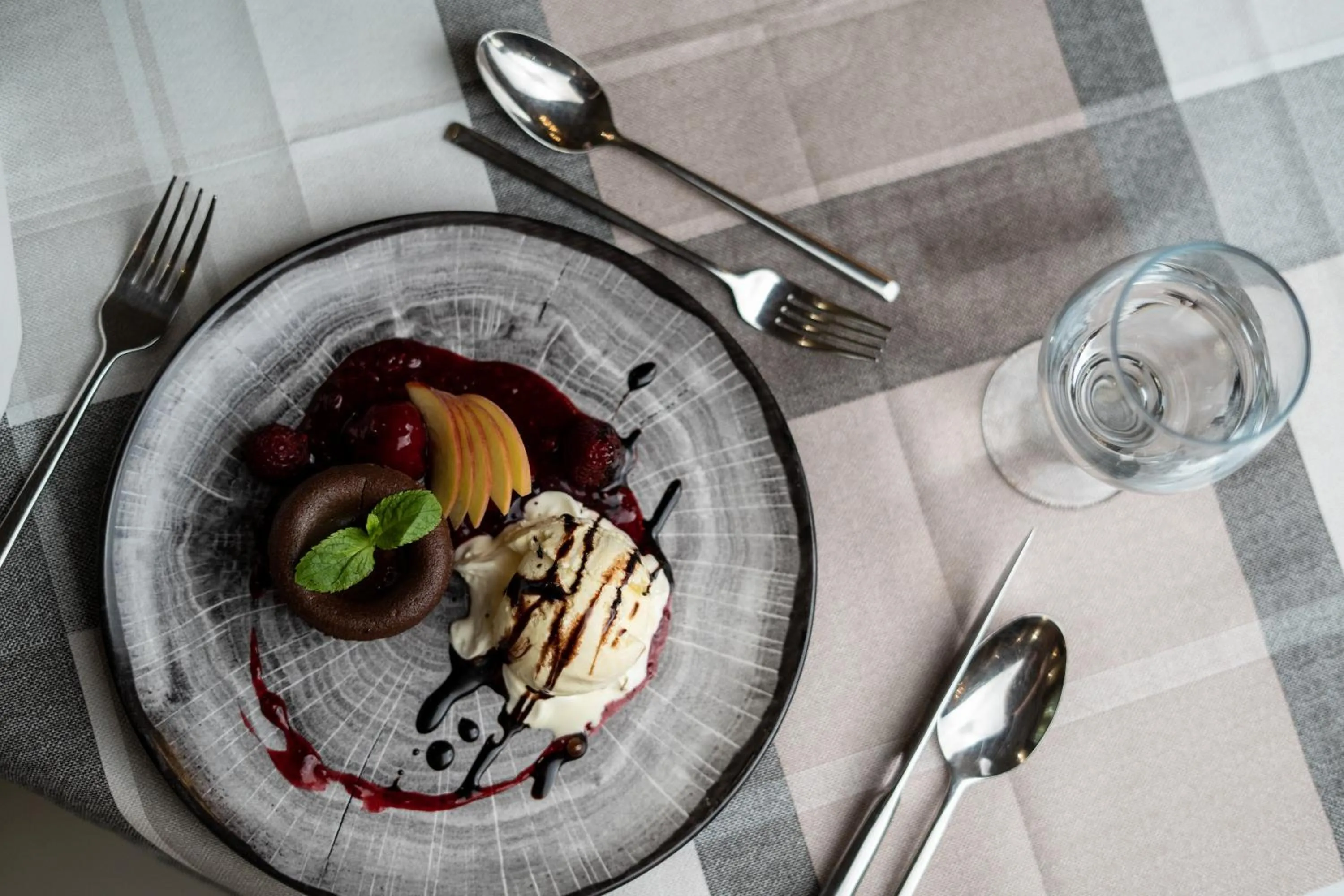 Restaurant/places to eat in Arcanum Hotel