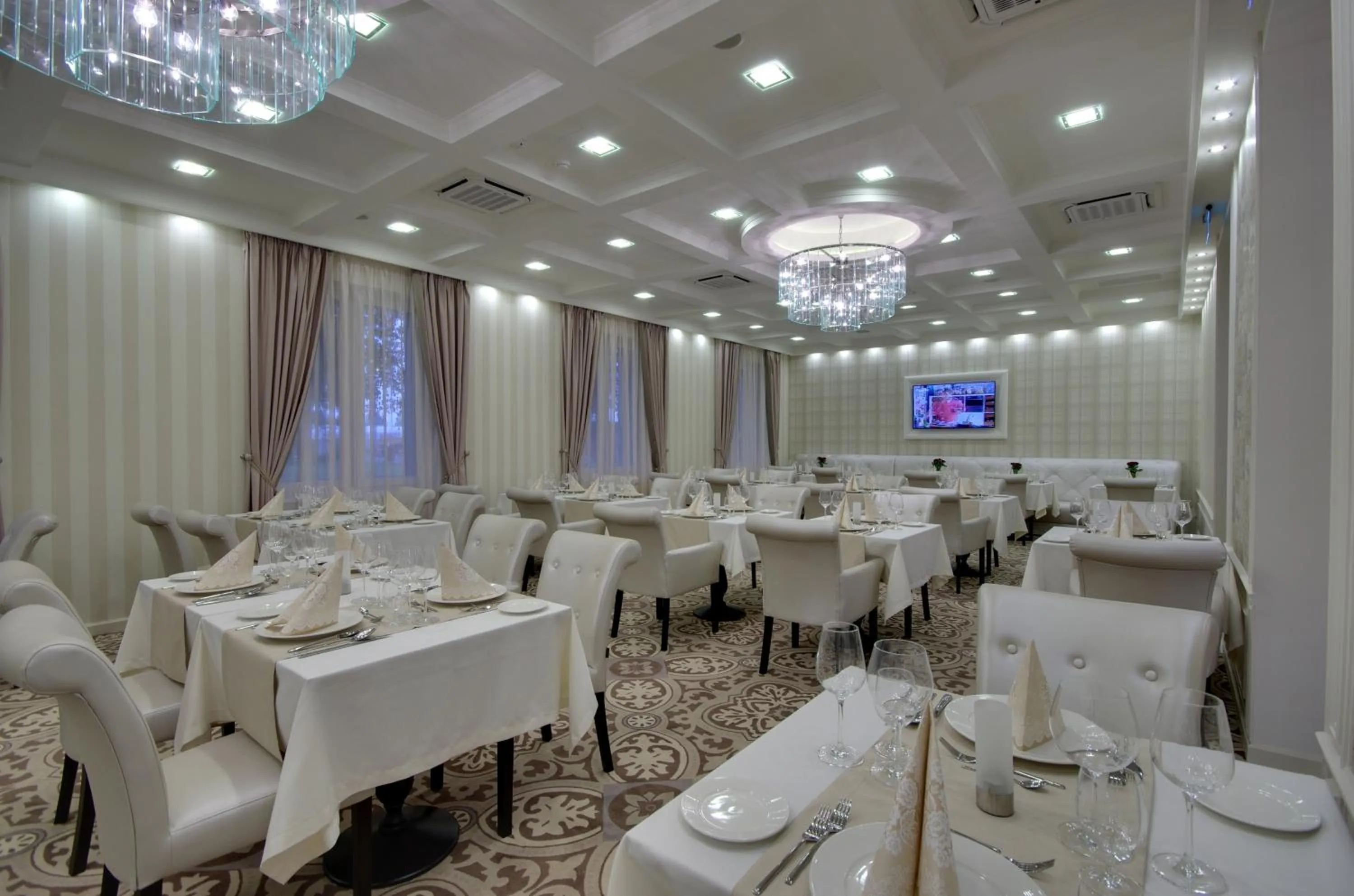 Restaurant/places to eat in Arcanum Hotel