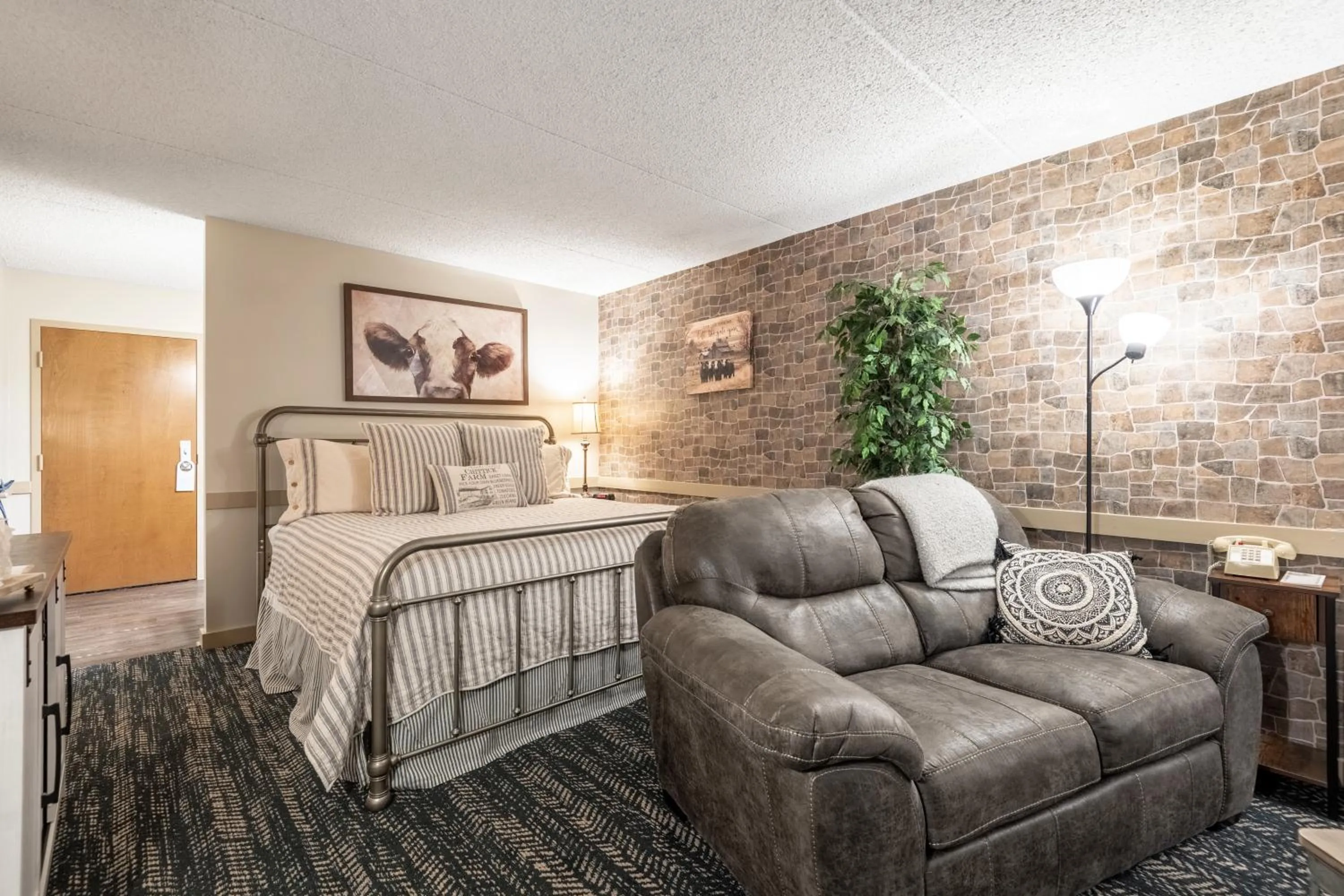 Seating area, Bed in Country Living Inn