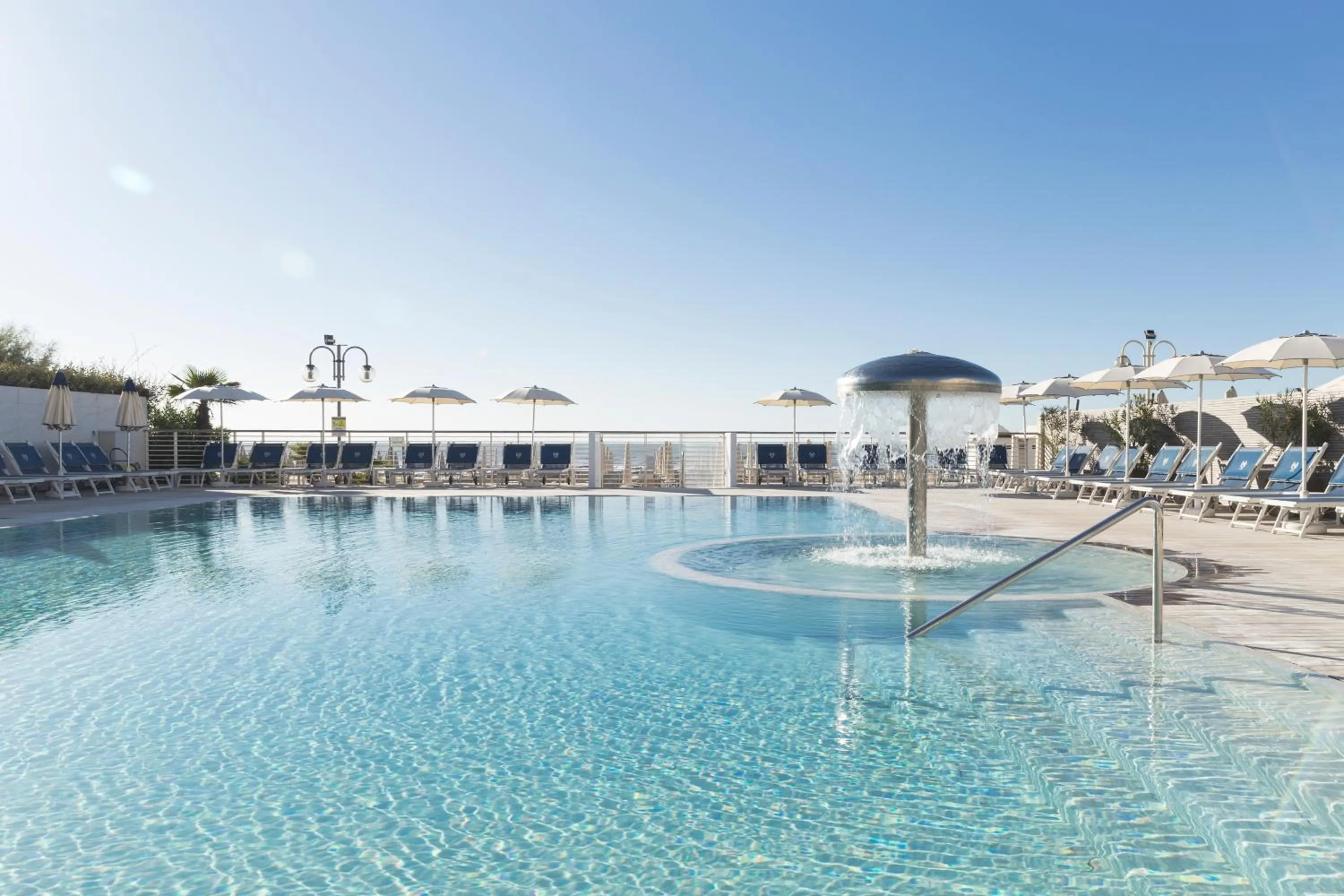 Swimming pool in Hotel Cambridge