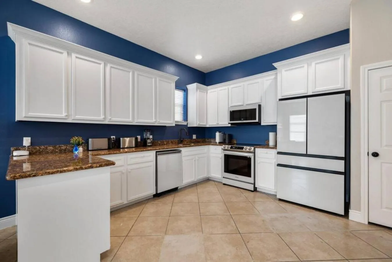 Kitchen or kitchenette in Stylish 3 Bedroom With Tons of Games and 85 Inch TV