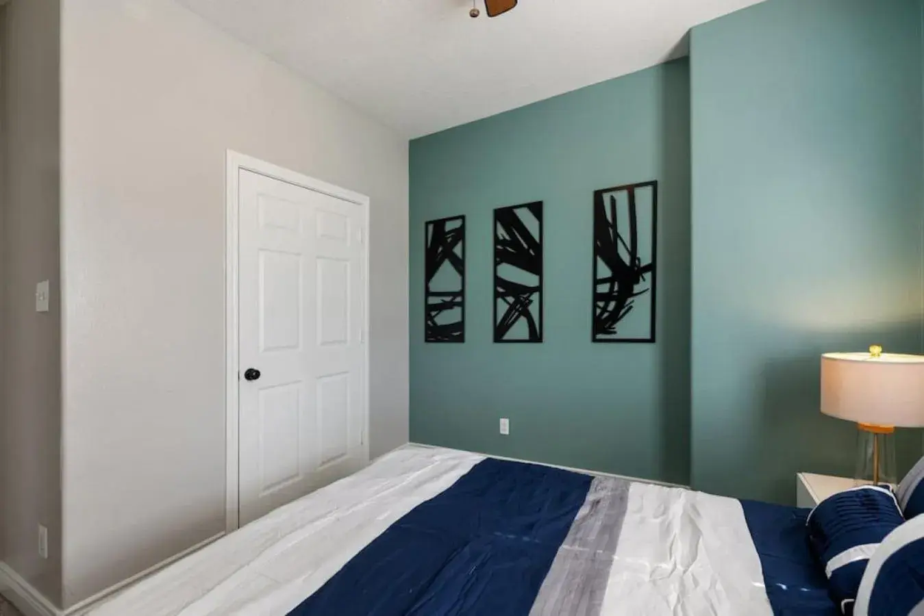 Modern 3 Bedroom with 85 Inch TV Modern 3 Bedroom with 85 Inch TV