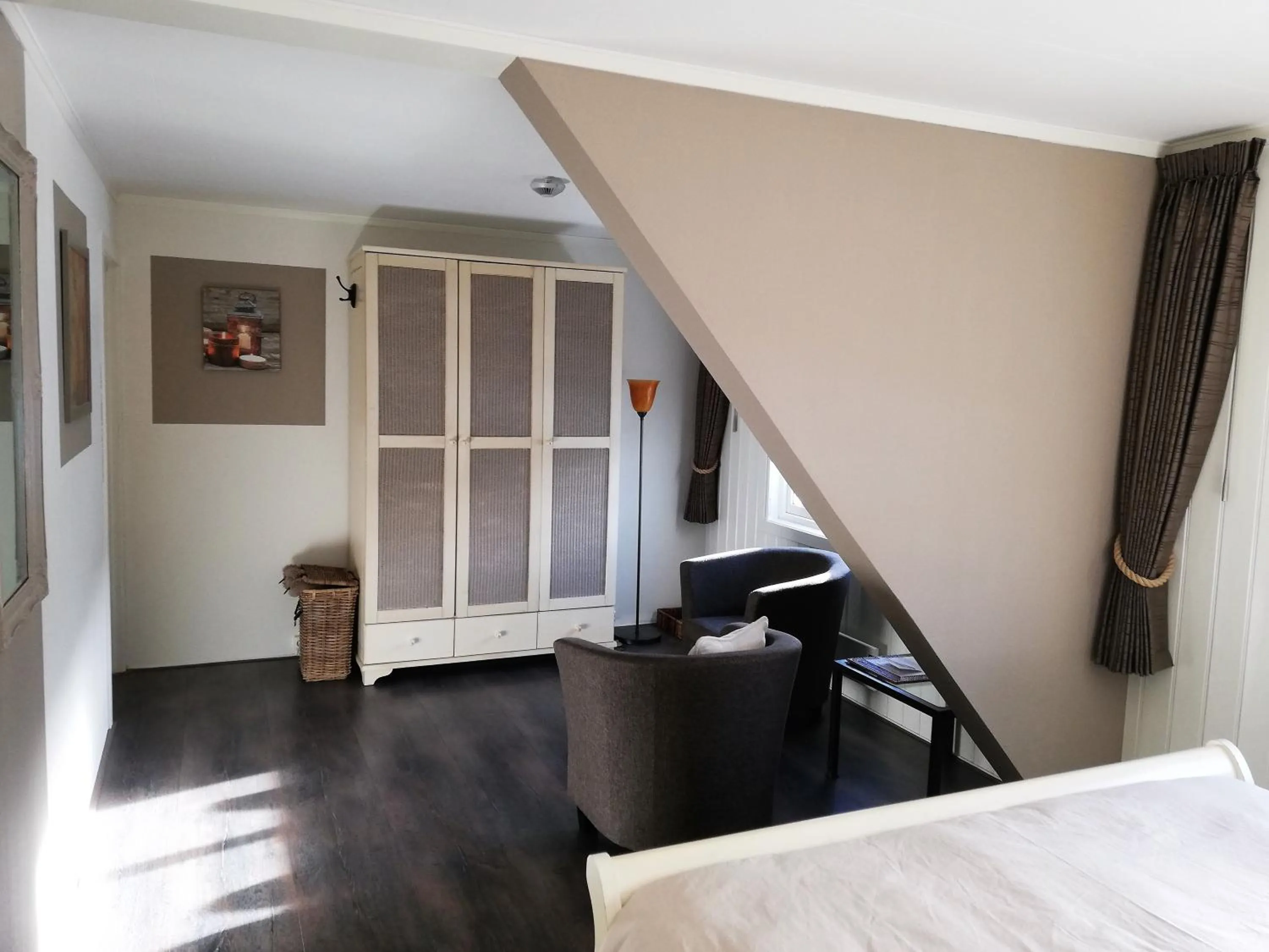 Seating area, Bed in Løvheim Gjestehus