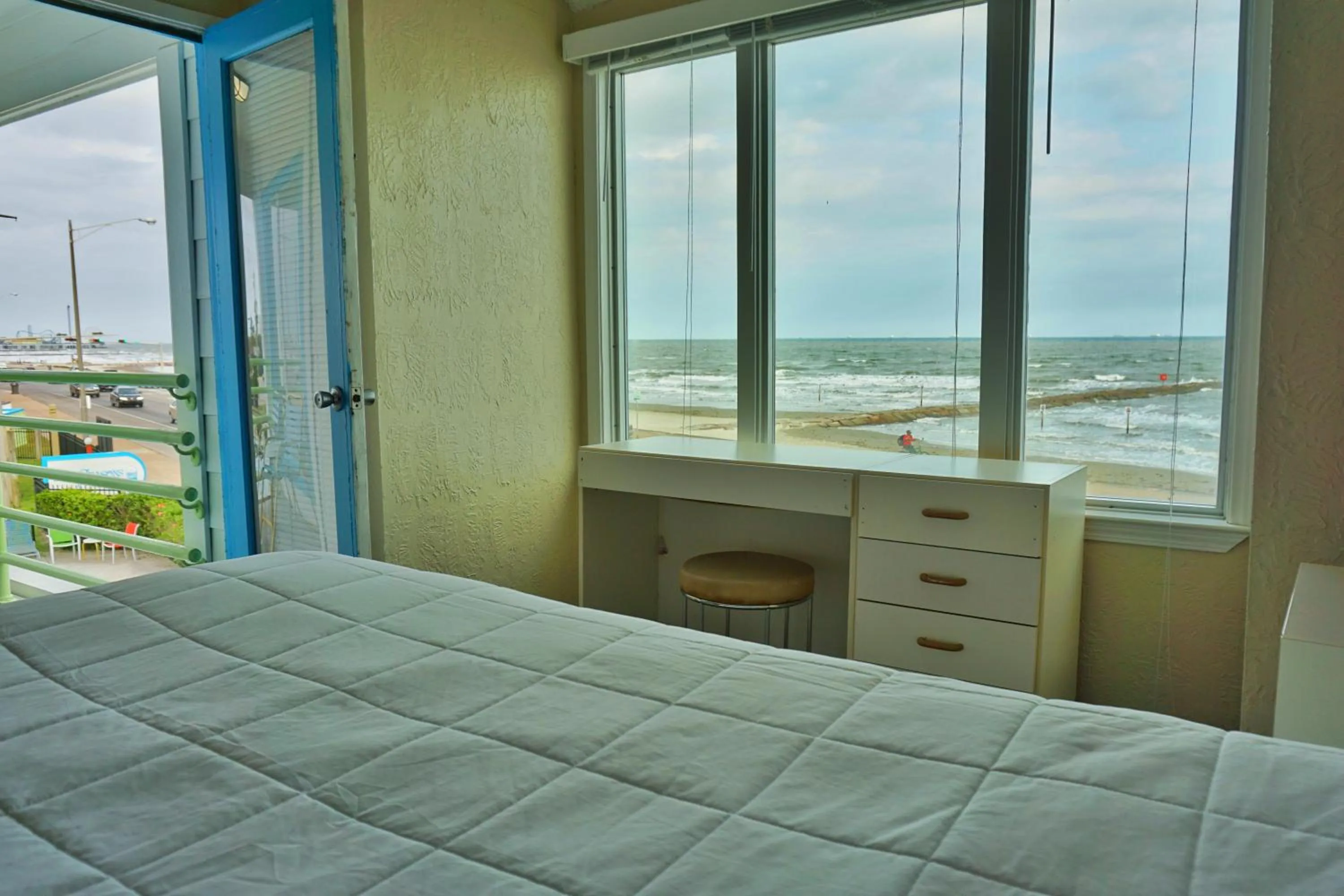 Sea view, Bed in Four Seasons on the Gulf