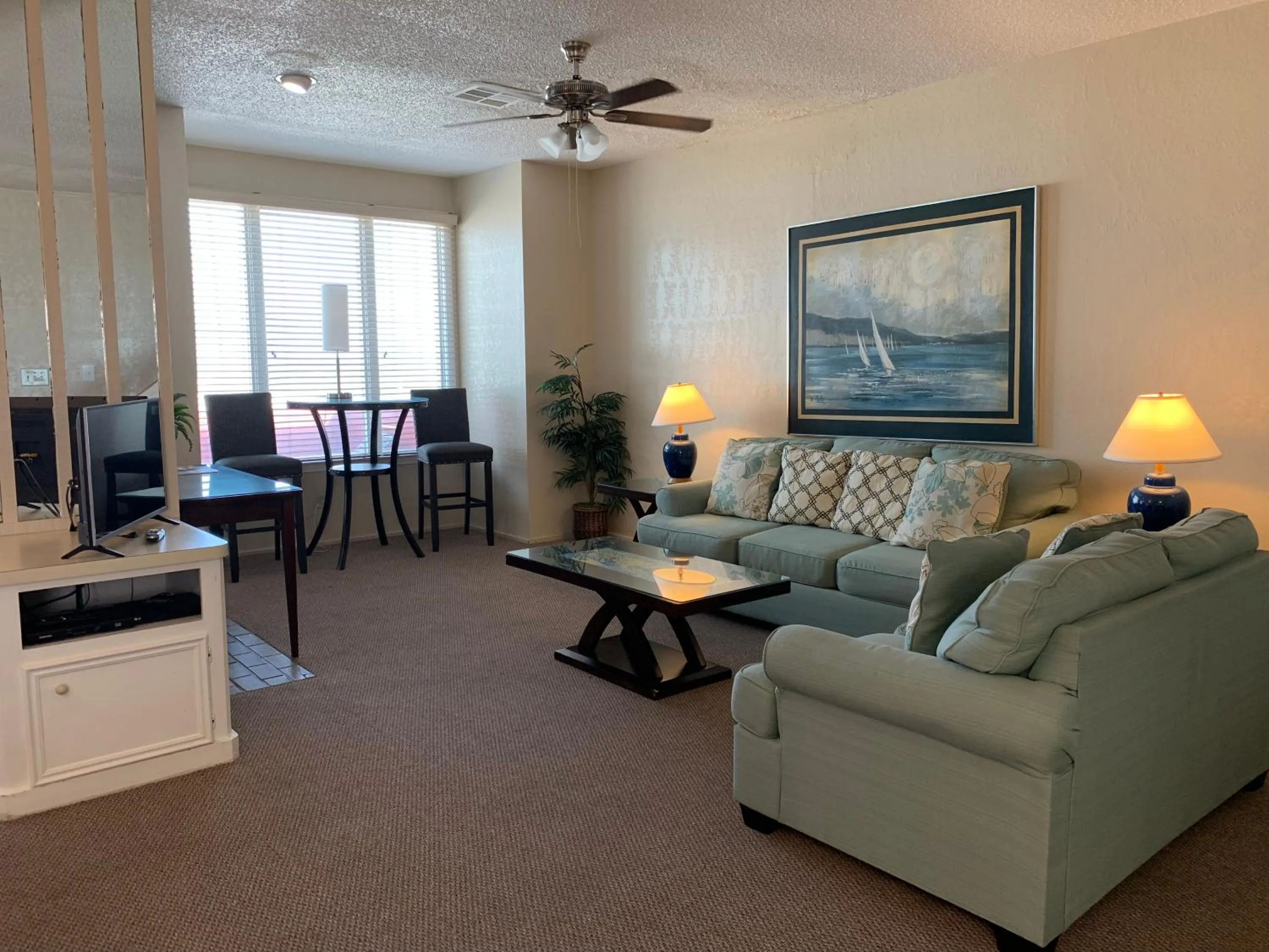 Communal lounge/ TV room in Four Seasons on the Gulf