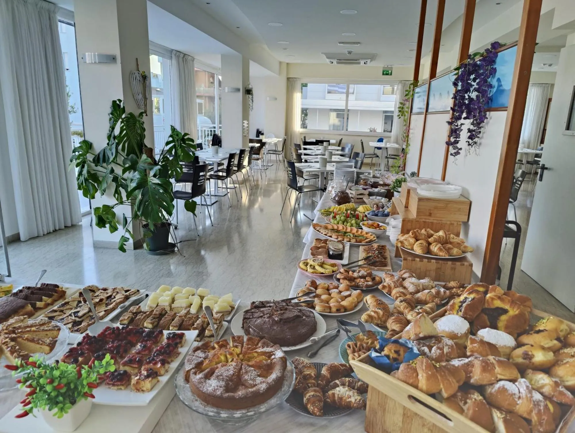 Restaurant/places to eat in Hotel Kim