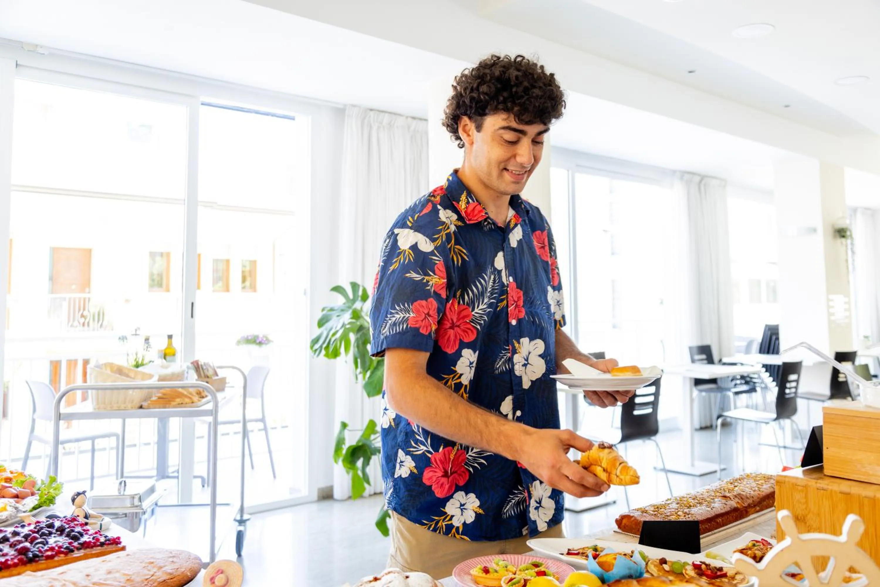 Restaurant/places to eat in Hotel Kim