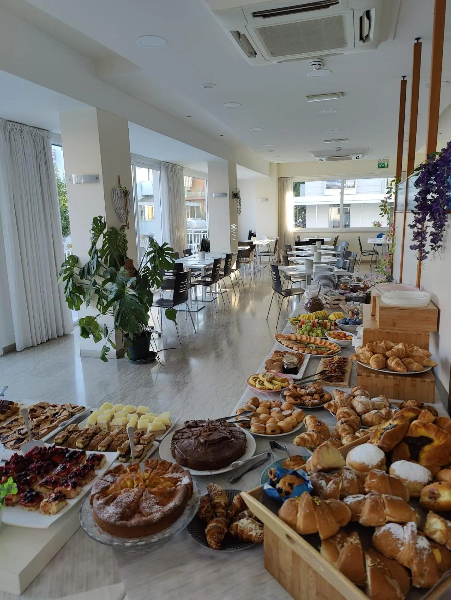 Food and drinks in Hotel Kim