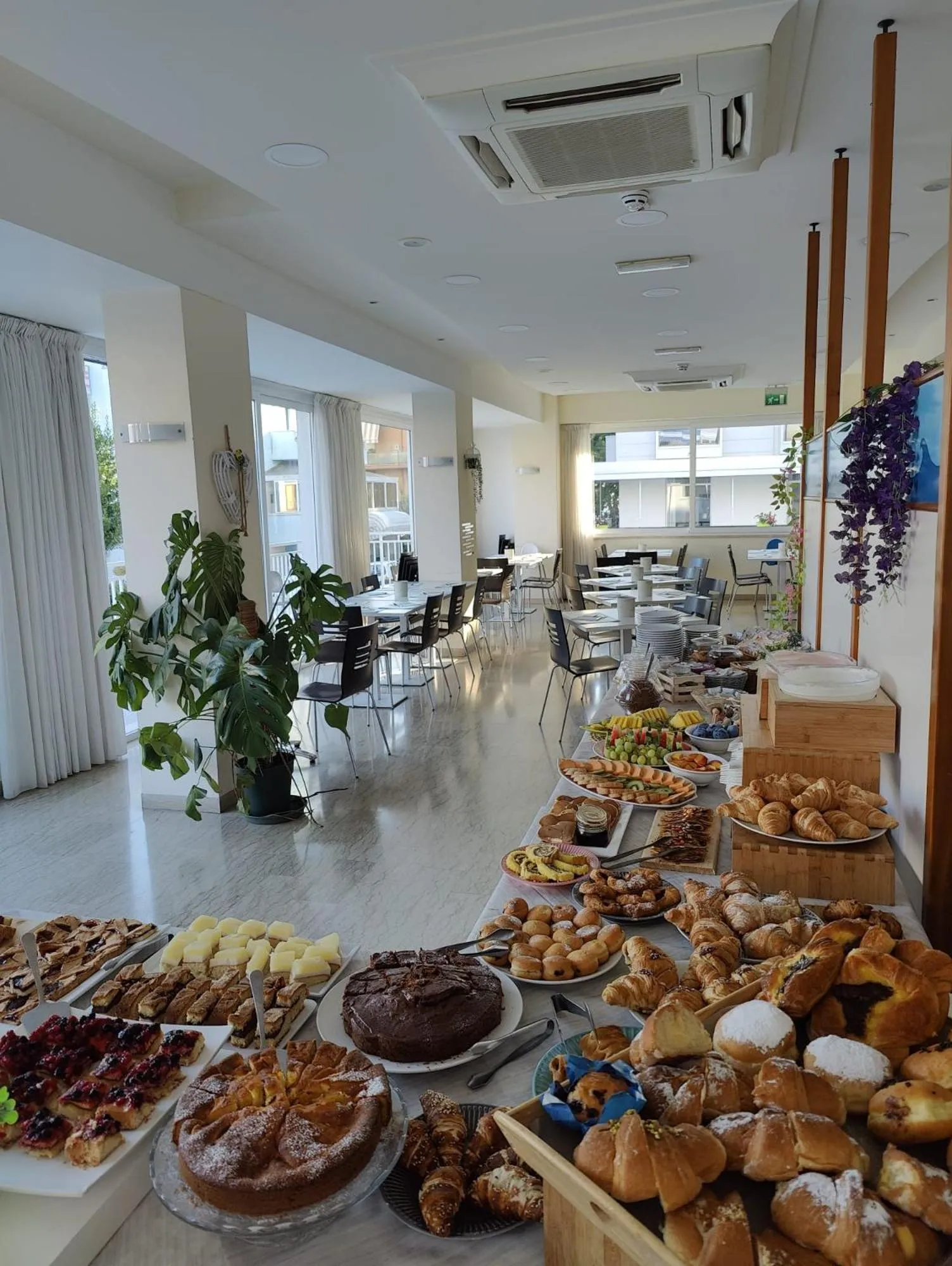 Food and drinks in Hotel Kim