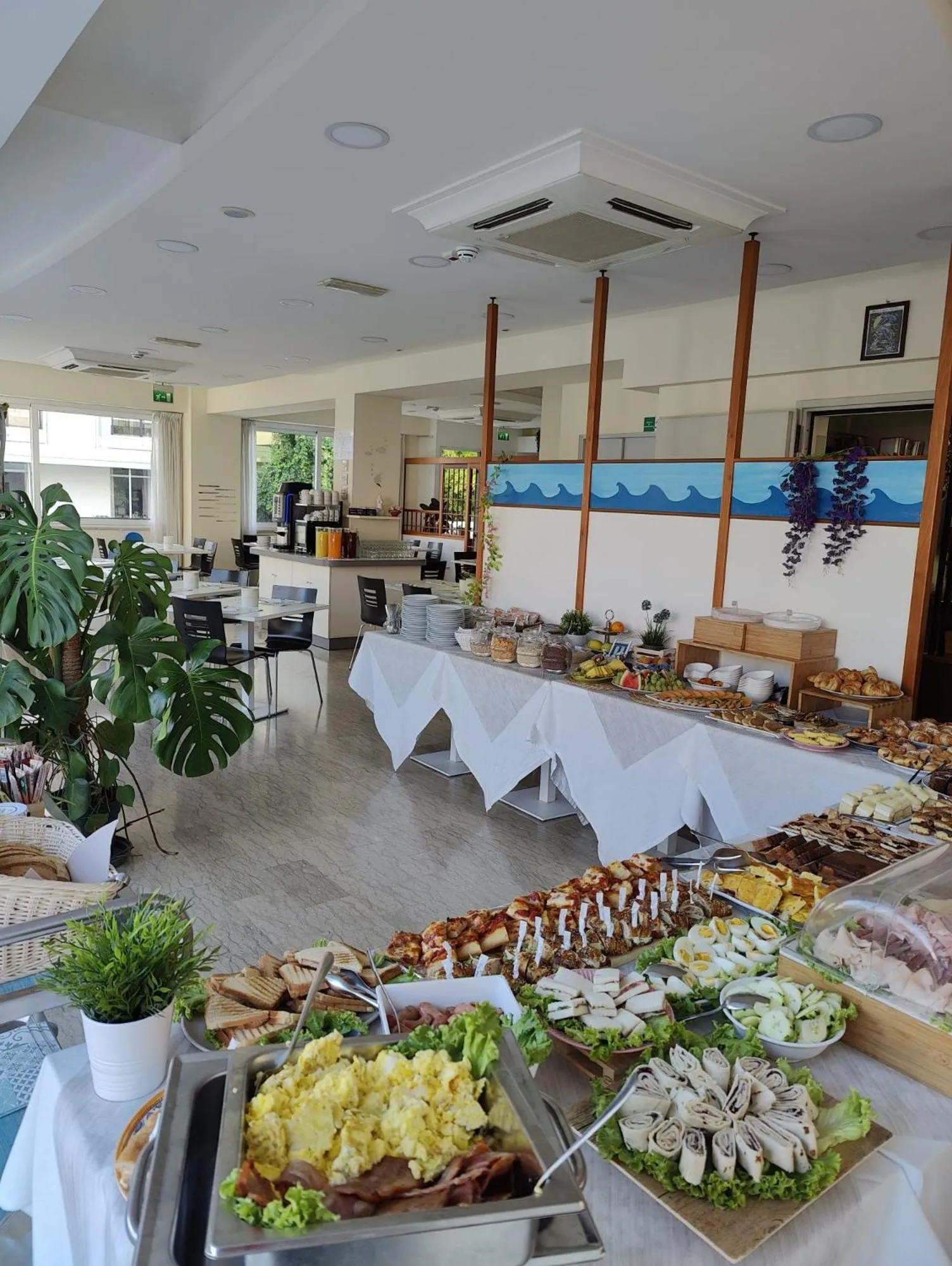 Restaurant/places to eat in Hotel Kim