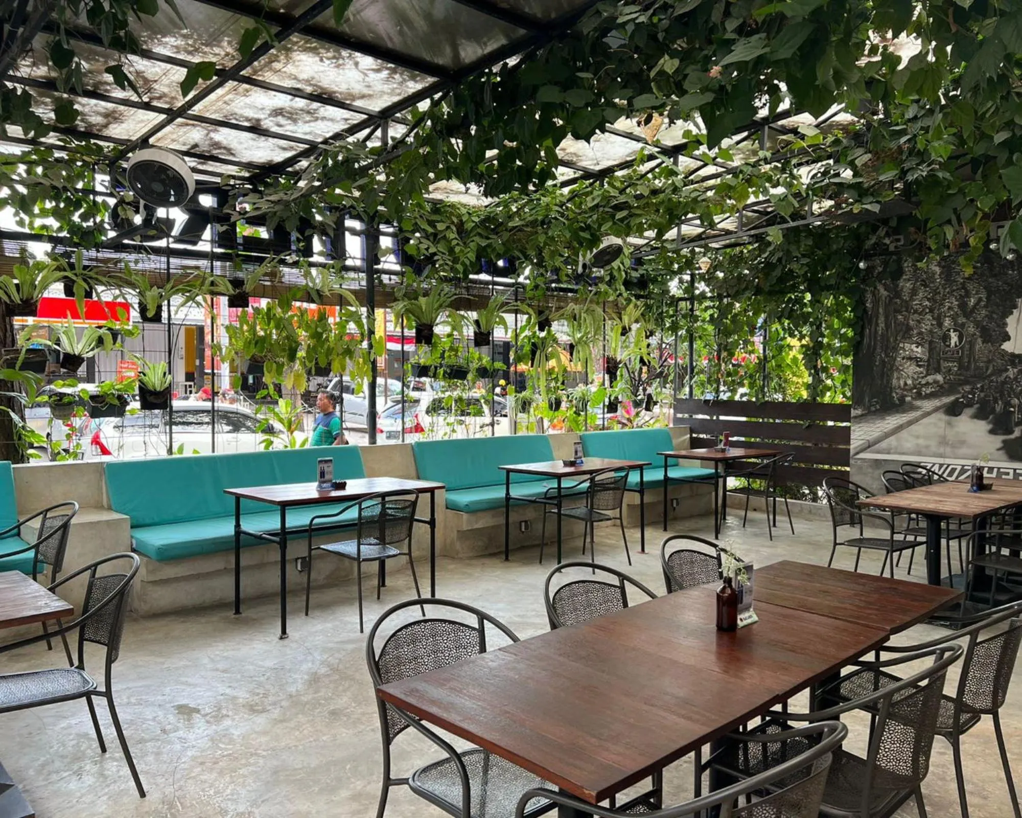 Restaurant/places to eat in Griya Shanti Suites