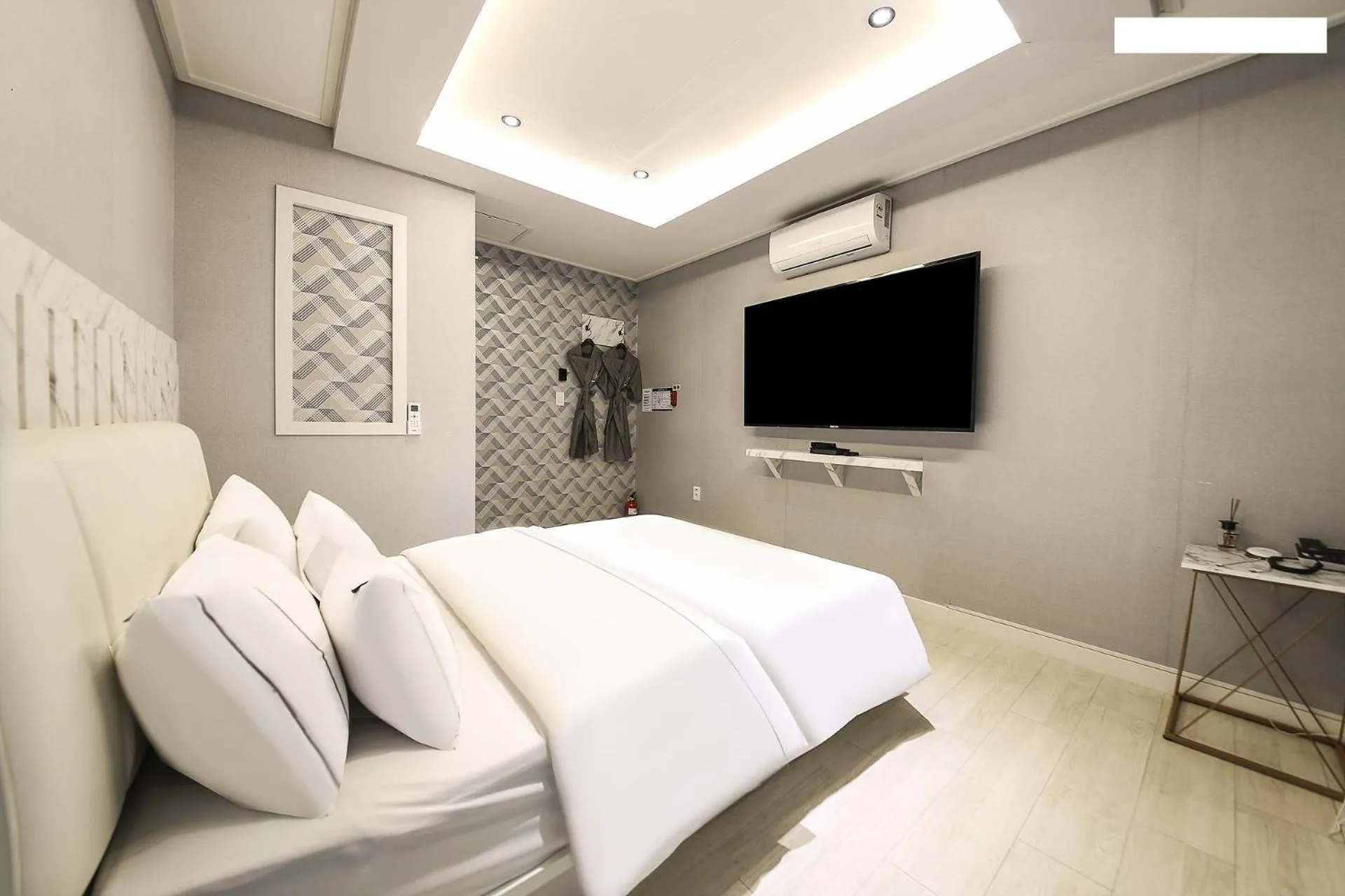 Photo of the whole room, Bed in Heimish Hotel