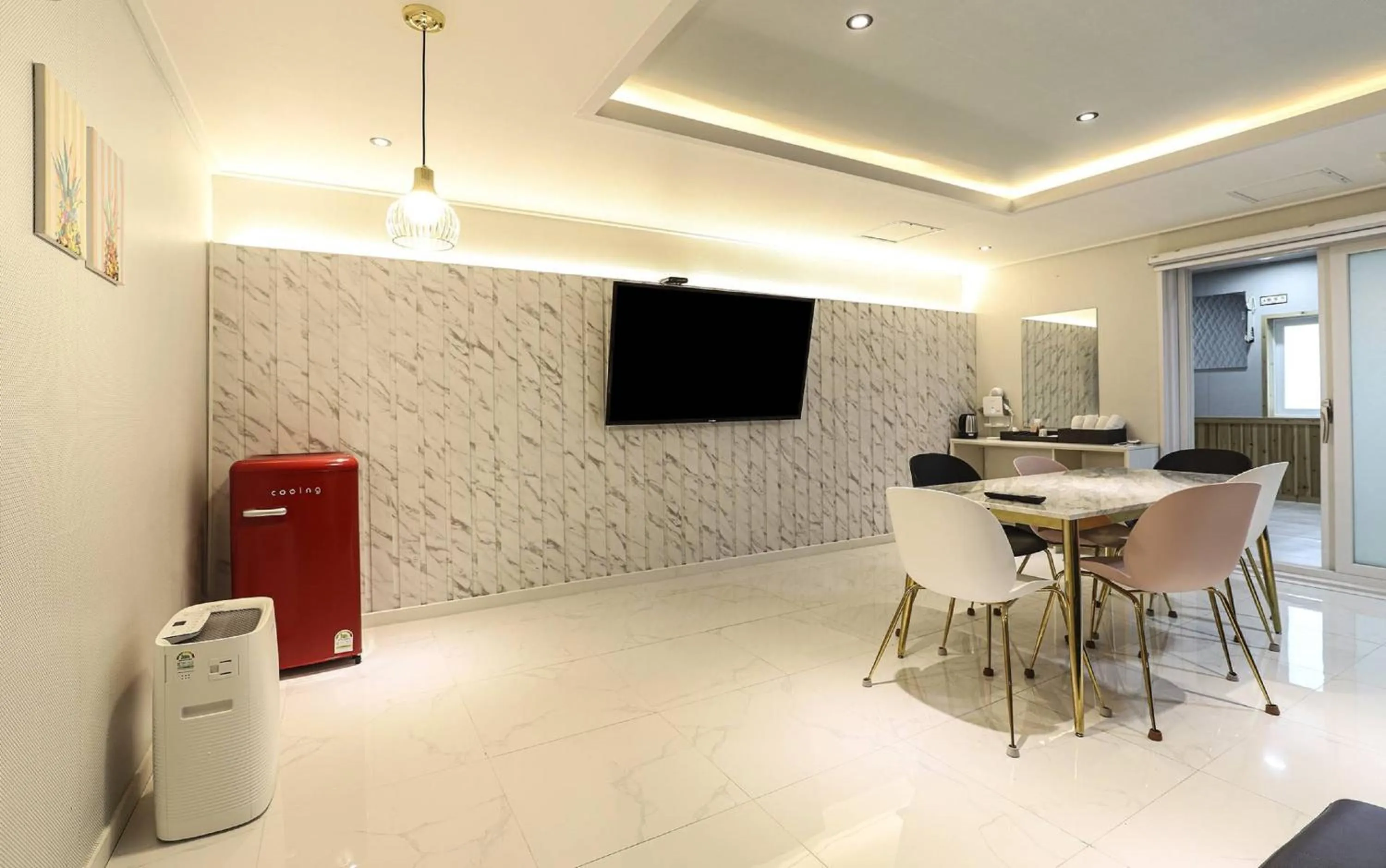 Living room in Heimish Hotel