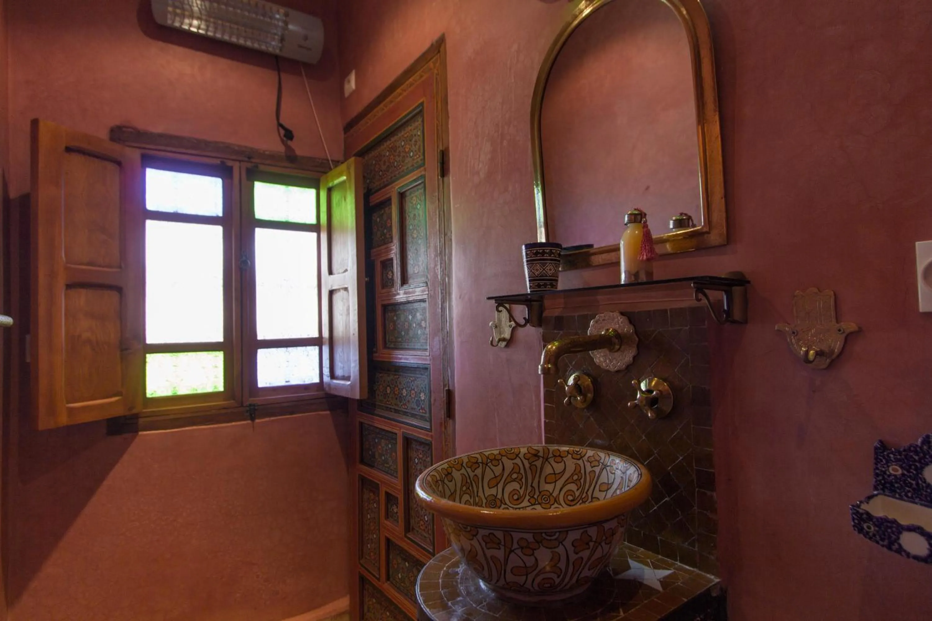 Toilet in Riad Sanaa Rose
