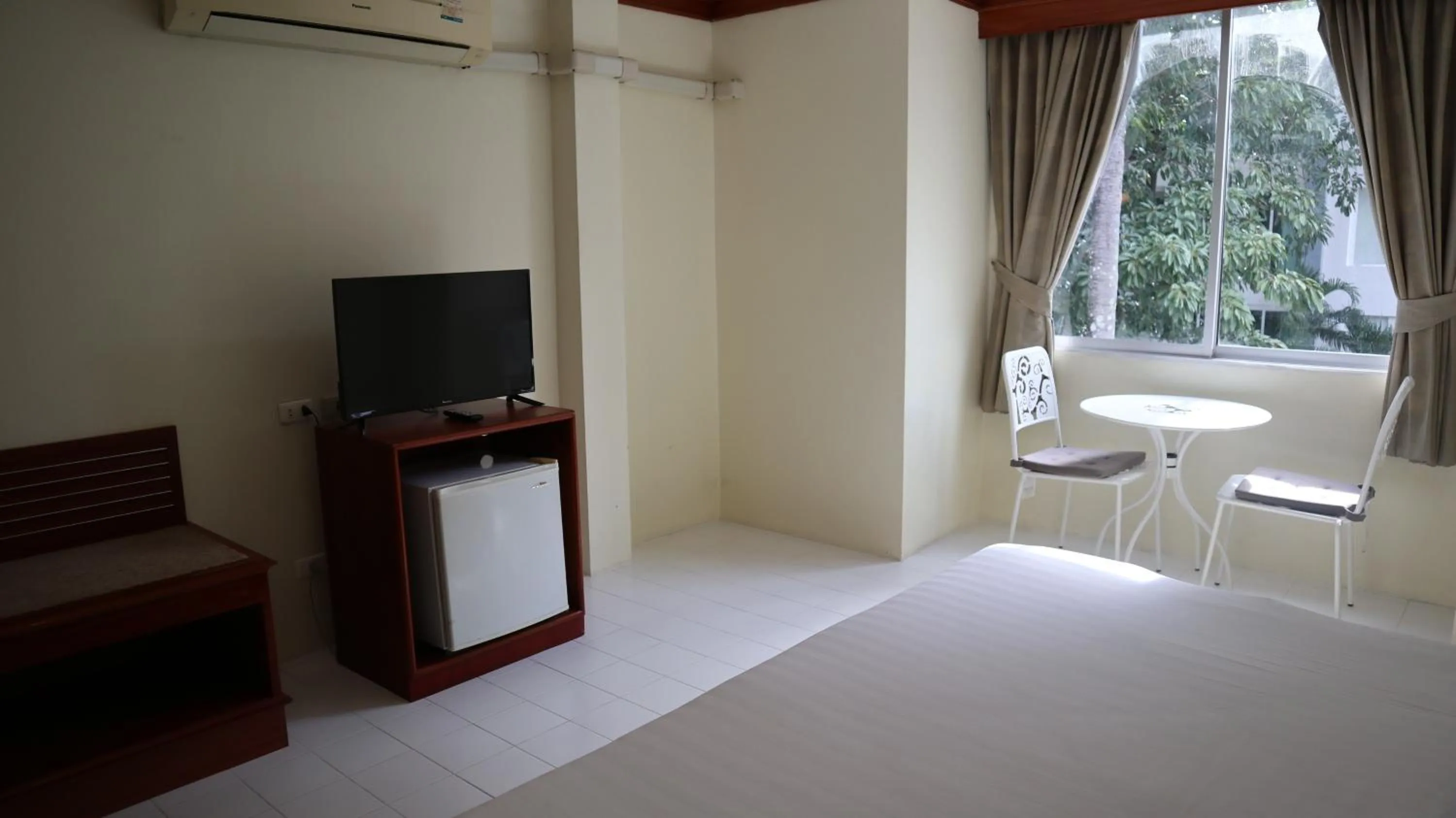 Communal lounge/ TV room, Bed in Patong Triple P