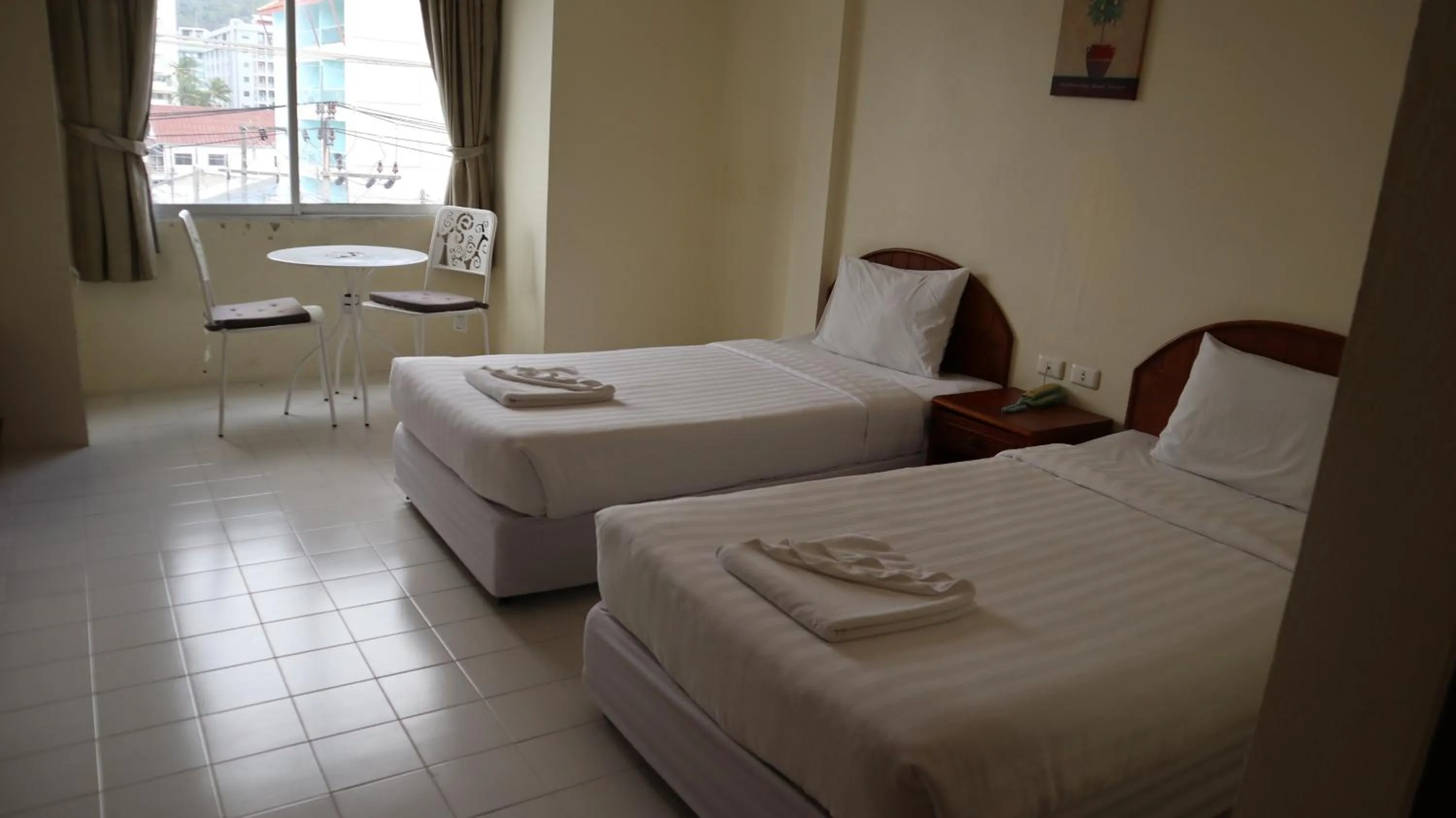 Photo of the whole room, Bed in Patong Triple P