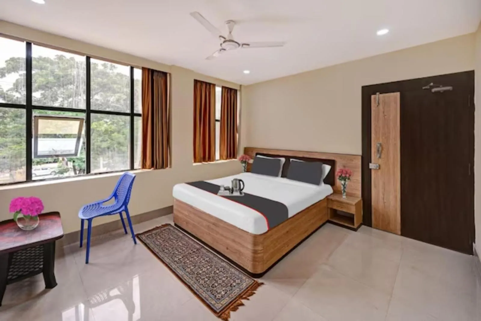 Bed in Goroomgo Hotel Moon Light Guest House Bhubaneswar - Perfect Room with Spacious Room