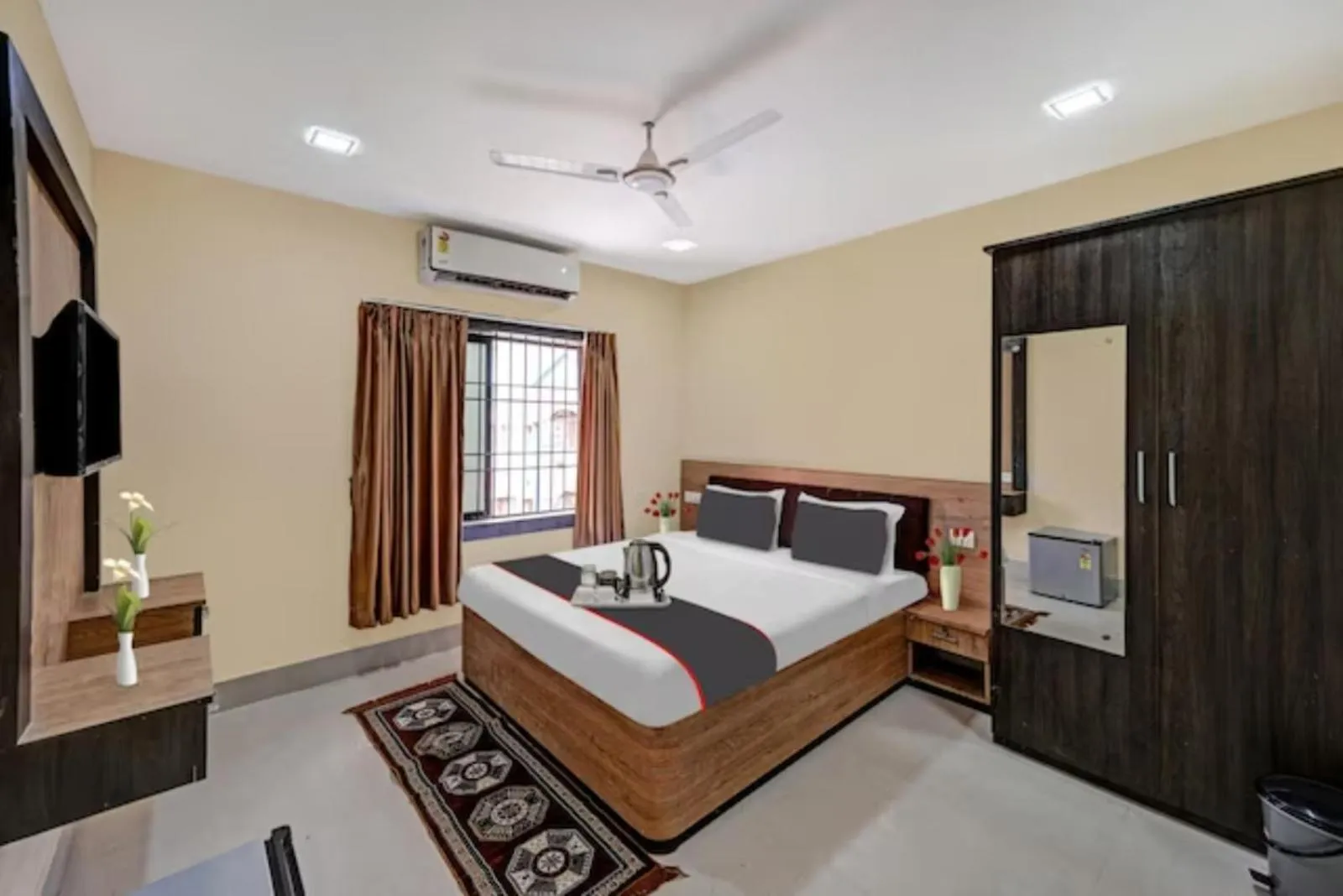 Bed in Goroomgo Hotel Moon Light Guest House Bhubaneswar - Perfect Room with Spacious Room
