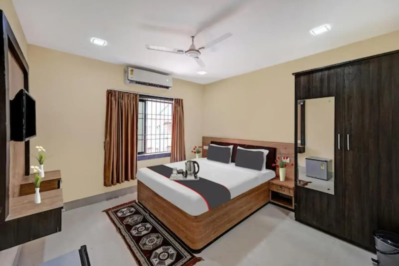 Deluxe Double Room in Goroomgo Hotel Moon Light Guest House Bhubaneswar - Perfect Room with Spacious Room Deluxe Double Room in Goroomgo Hotel Moon Light Guest House Bhubaneswar - Perfect Room with Spacious Room