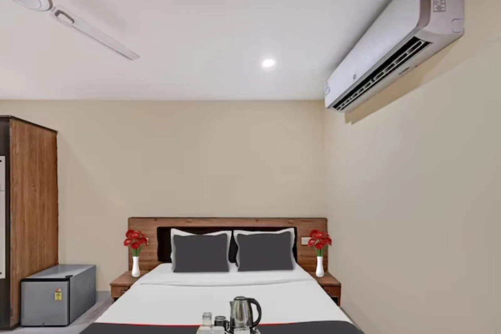 Bed in Goroomgo Hotel Moon Light Guest House Bhubaneswar - Perfect Room with Spacious Room