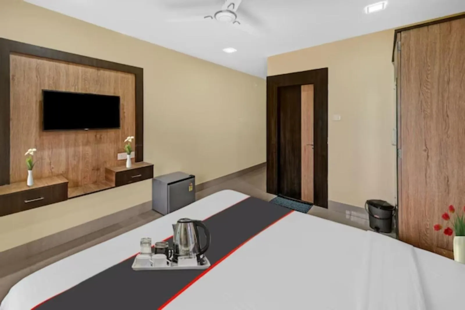 Bed in Goroomgo Hotel Moon Light Guest House Bhubaneswar - Perfect Room with Spacious Room