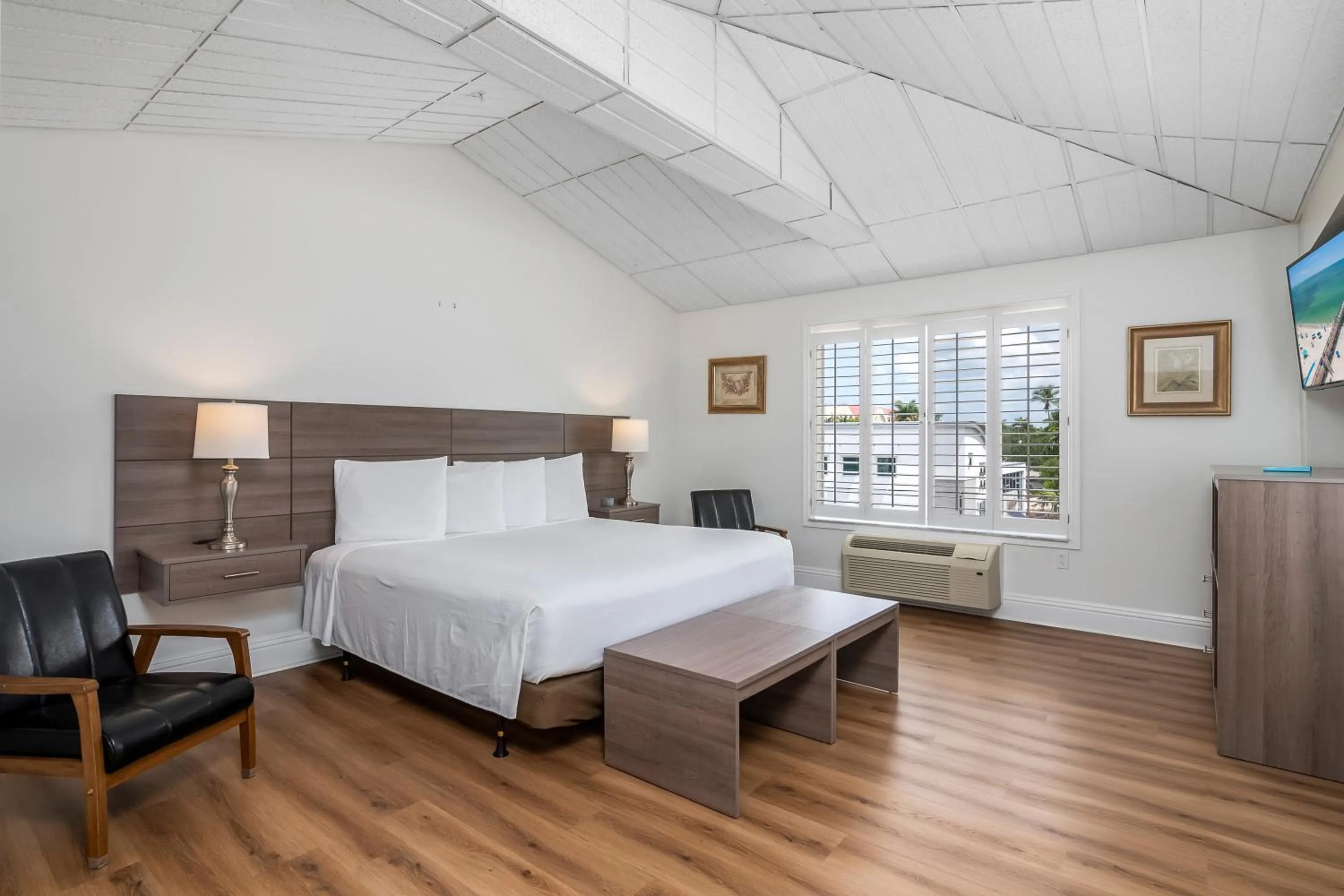 Bed in Naples Park Central Hotel