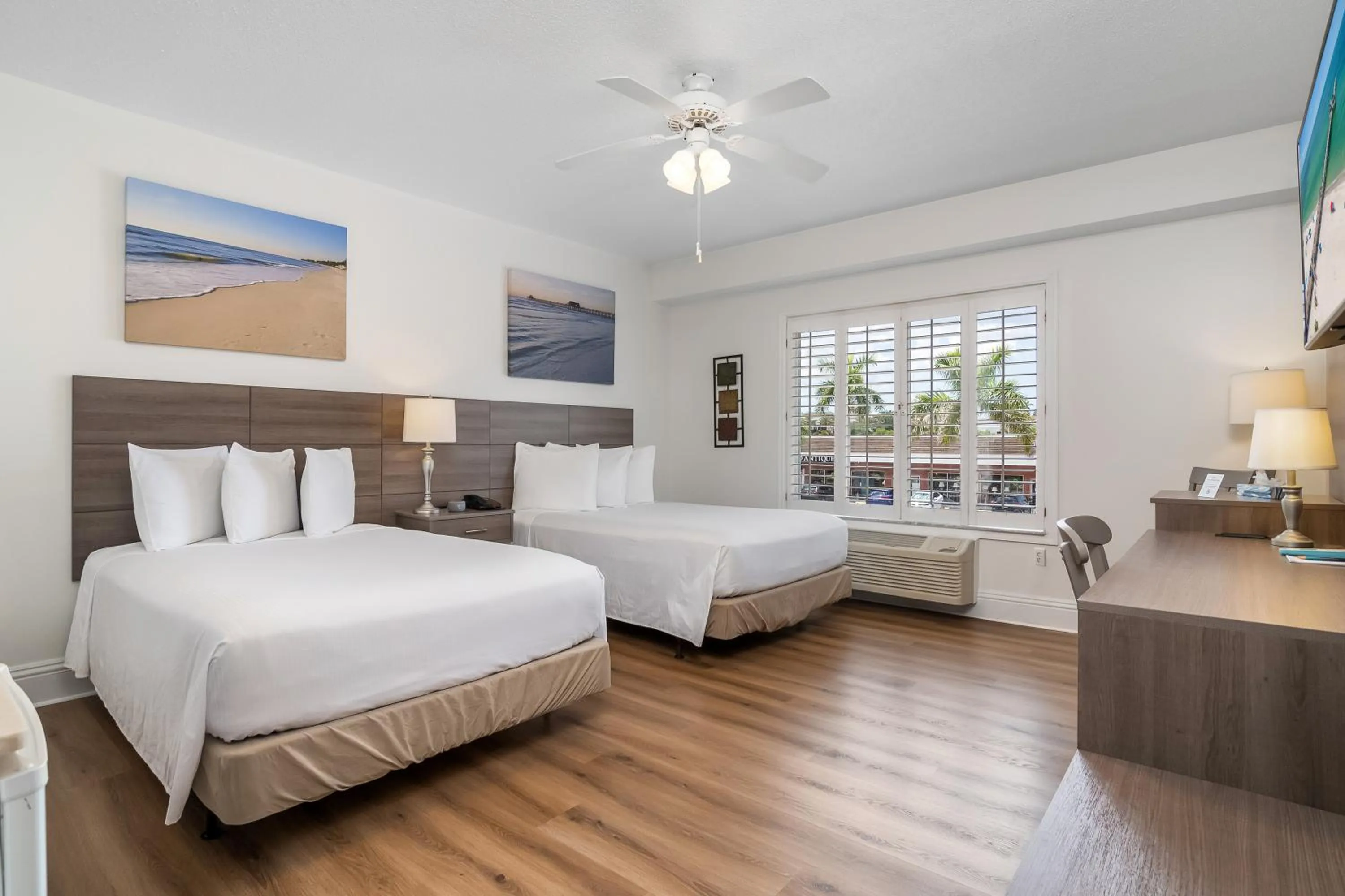 Bed in Naples Park Central Hotel