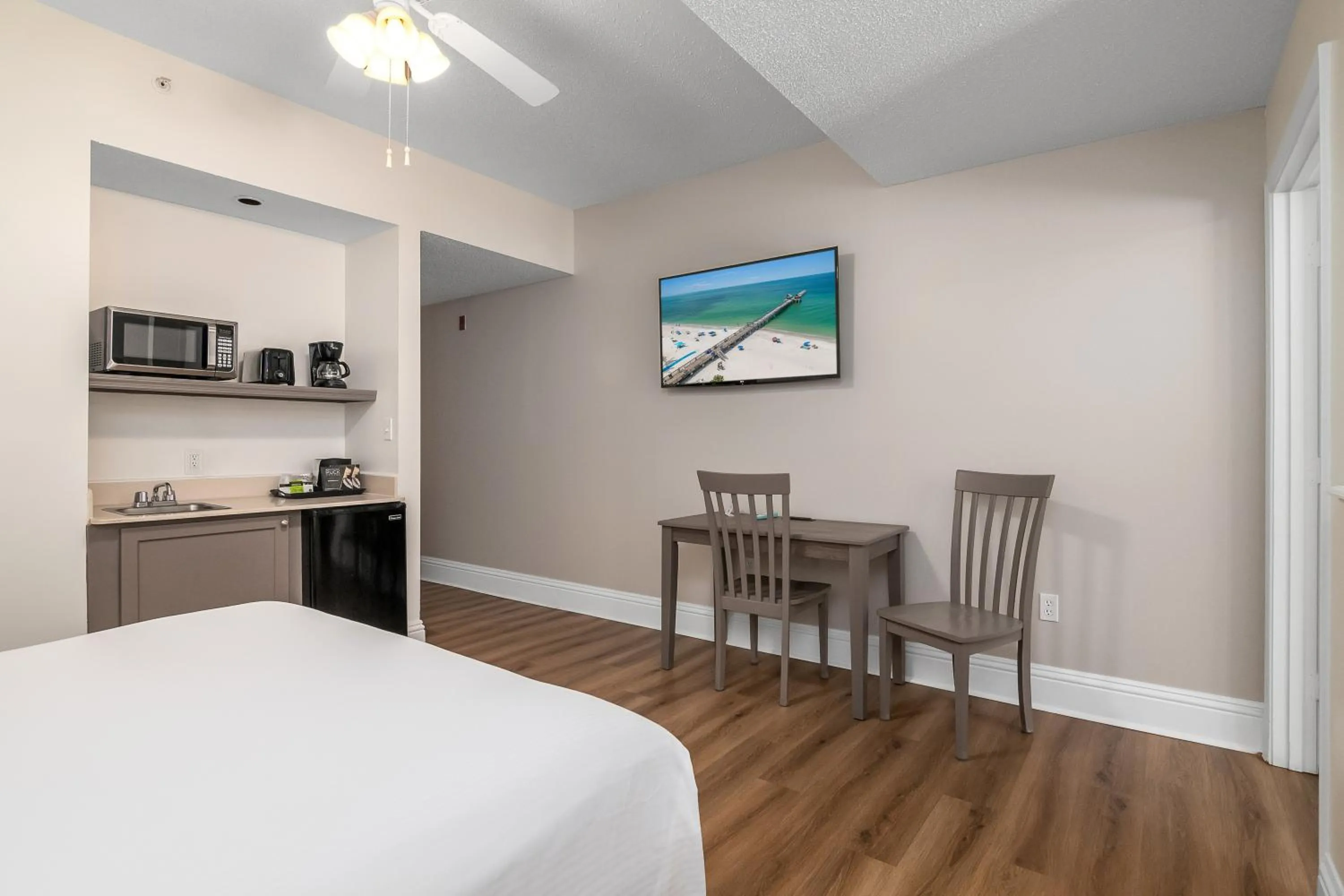 Bed in Naples Park Central Hotel