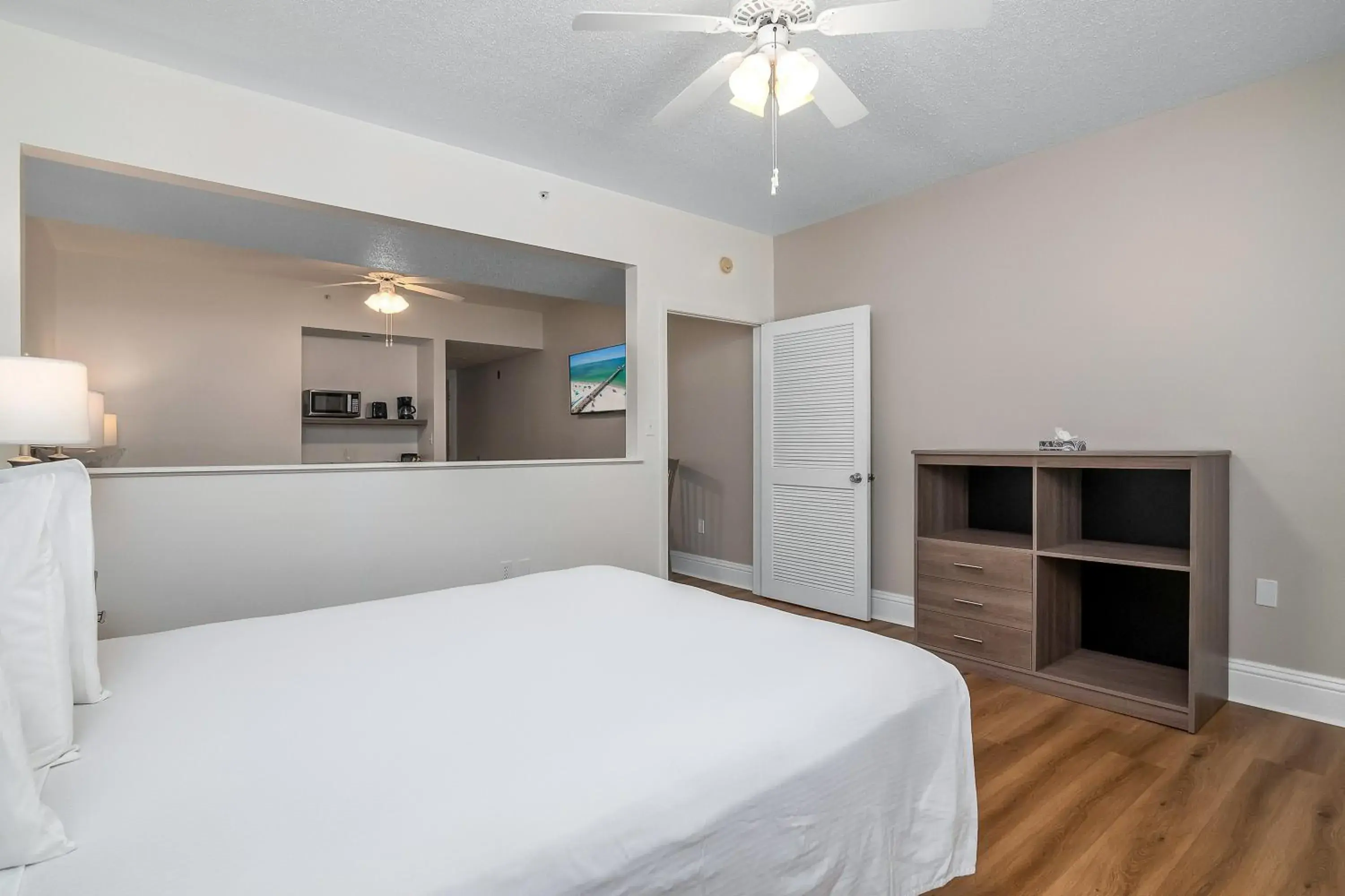 Queen Suite in Naples Park Central Hotel Queen Suite in Naples Park Central Hotel