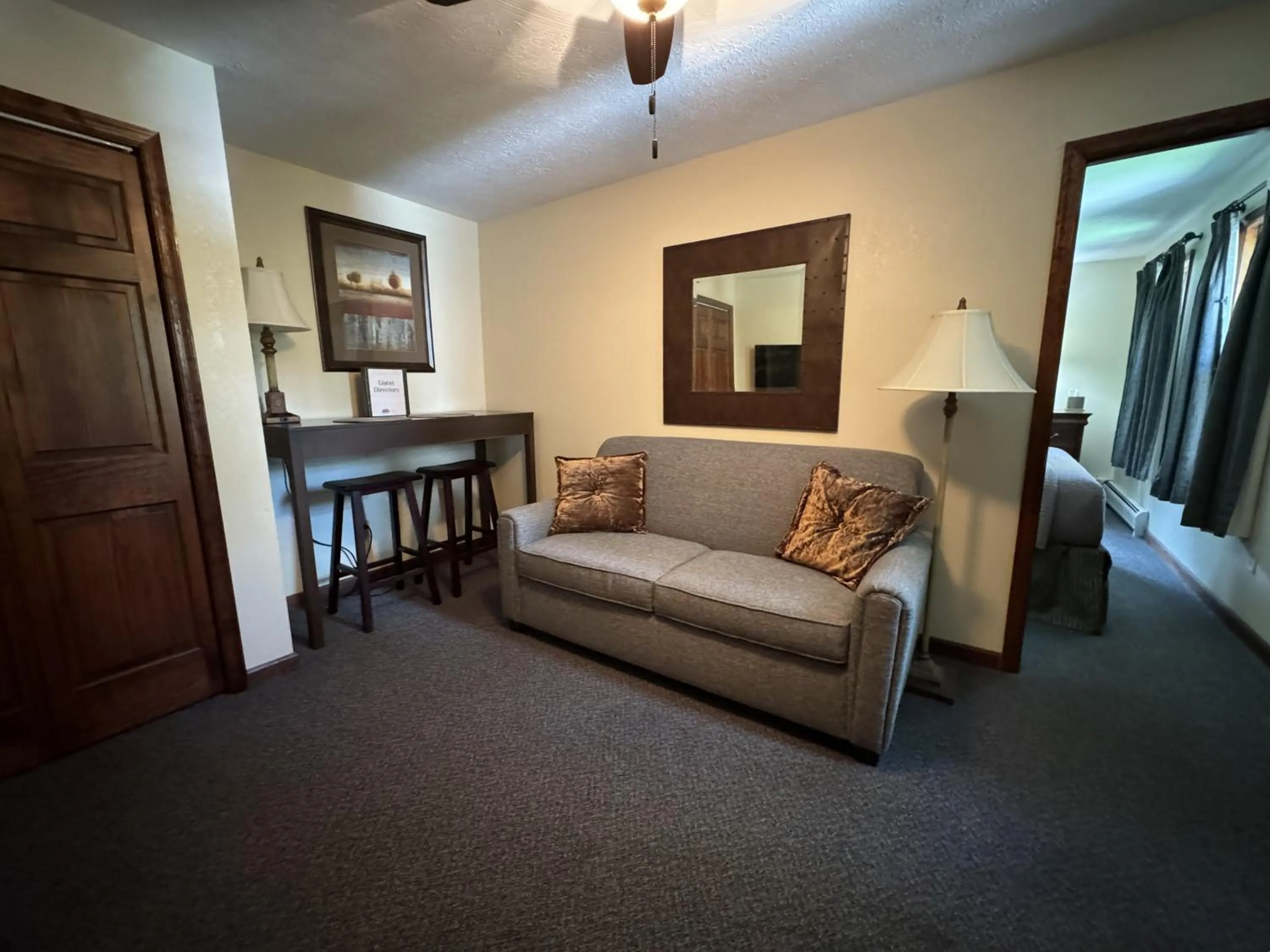 Living room, Bed in Woodfield Manor - A Sundance Vacations Property