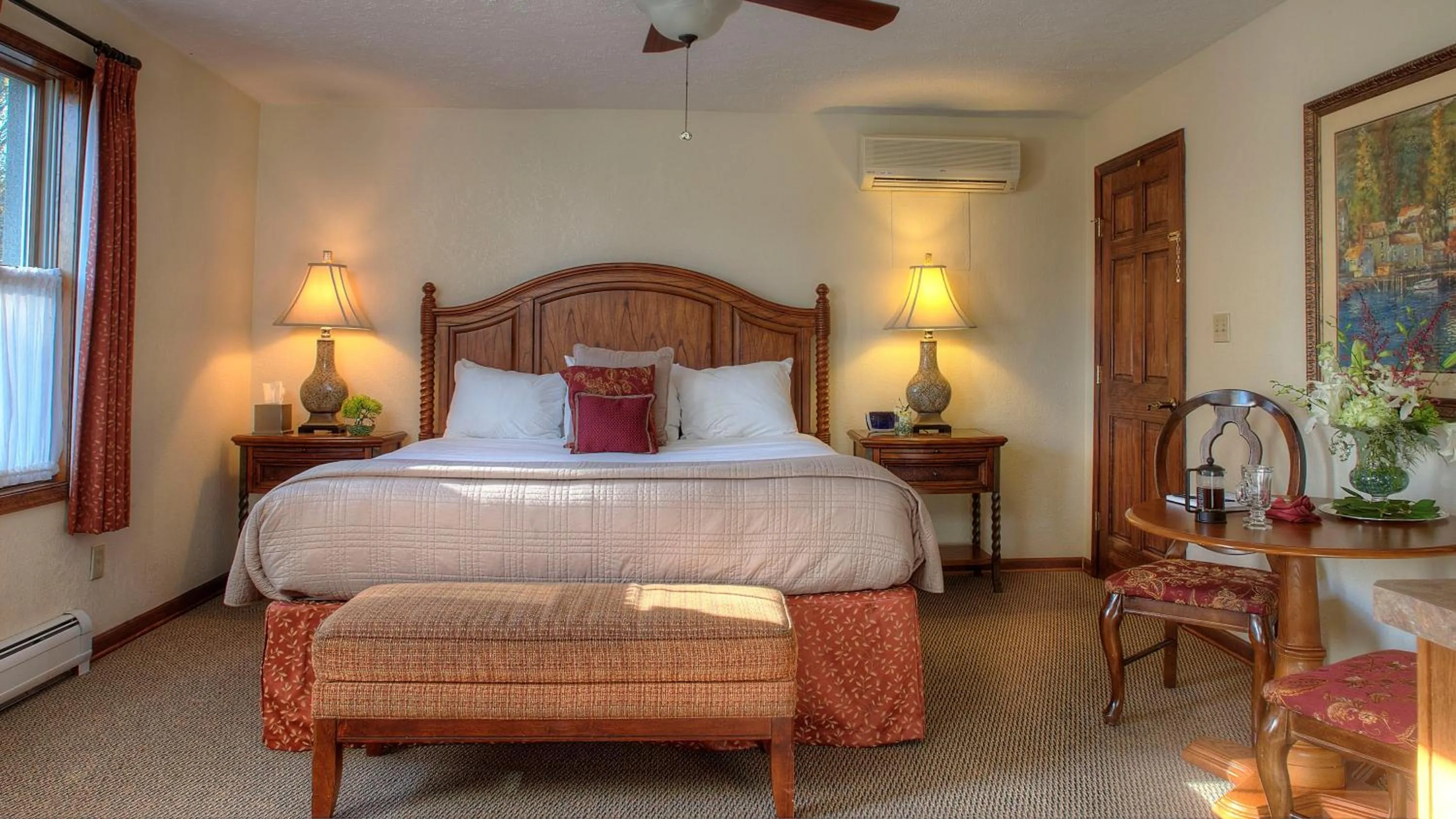 Bedroom, Bed in Woodfield Manor - A Sundance Vacations Property